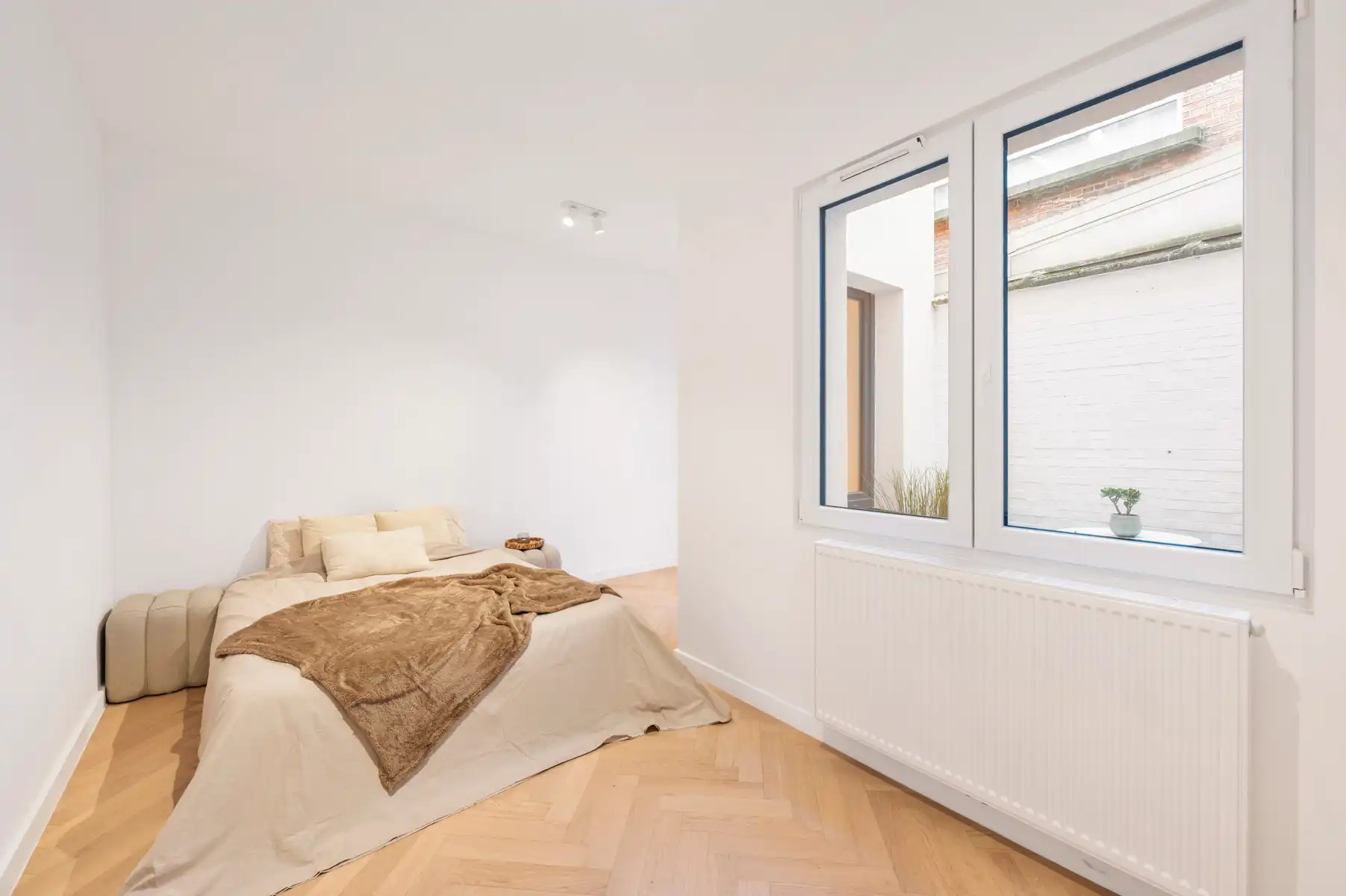 Gerenoveerd appartement met twee slaapkamers en terras foto 17