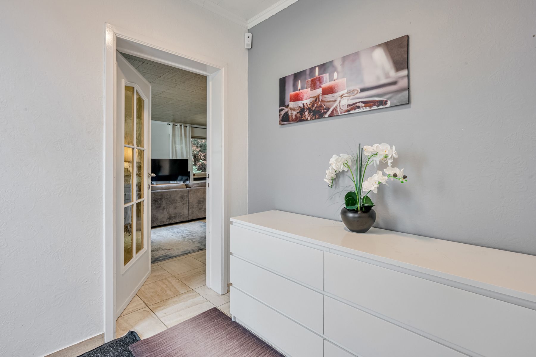 Ruime woning met 3 slaapkamers, garage en grote tuin foto 2