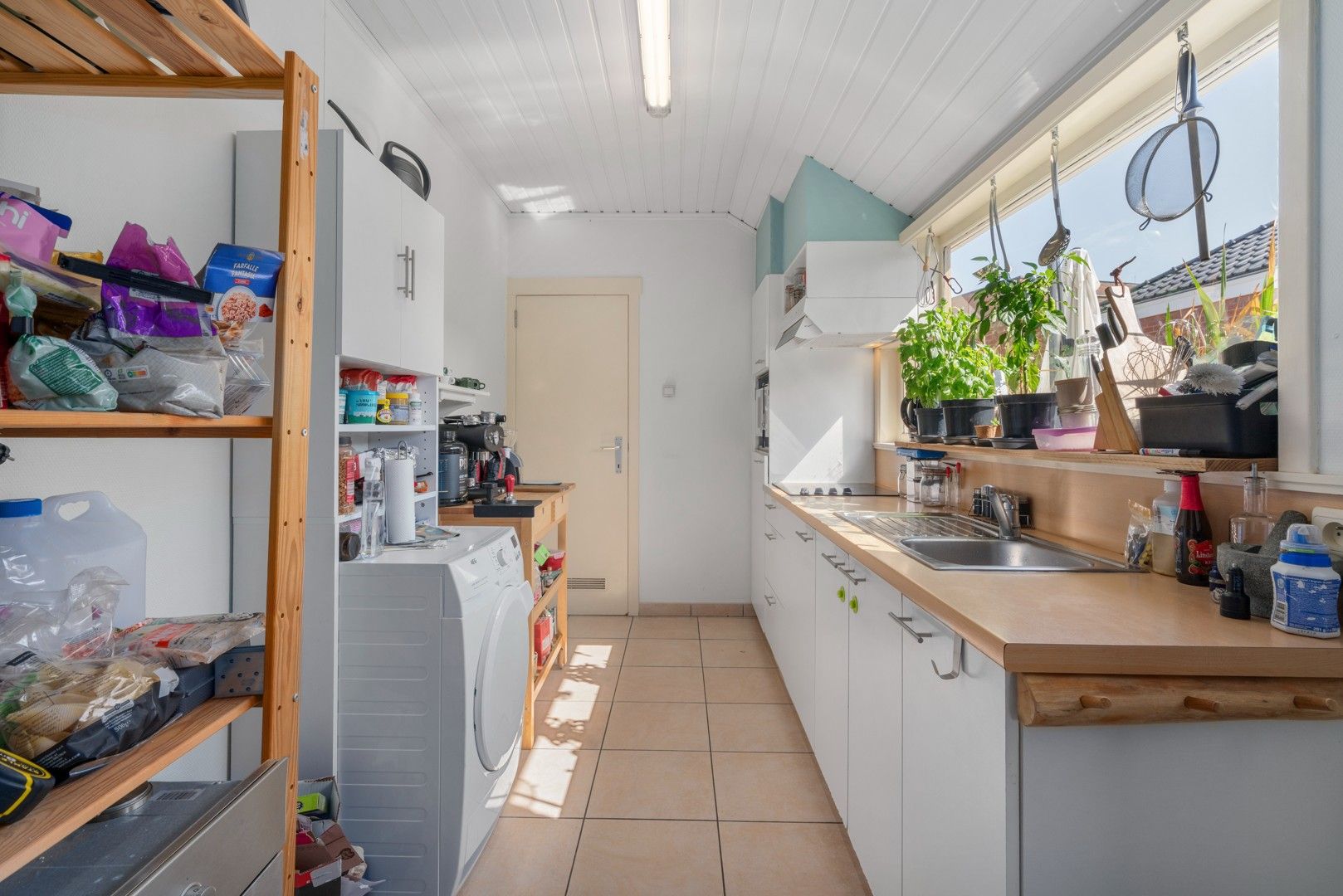 Halfopen woning met tuin en garages in het centrum van Nevele! foto 13