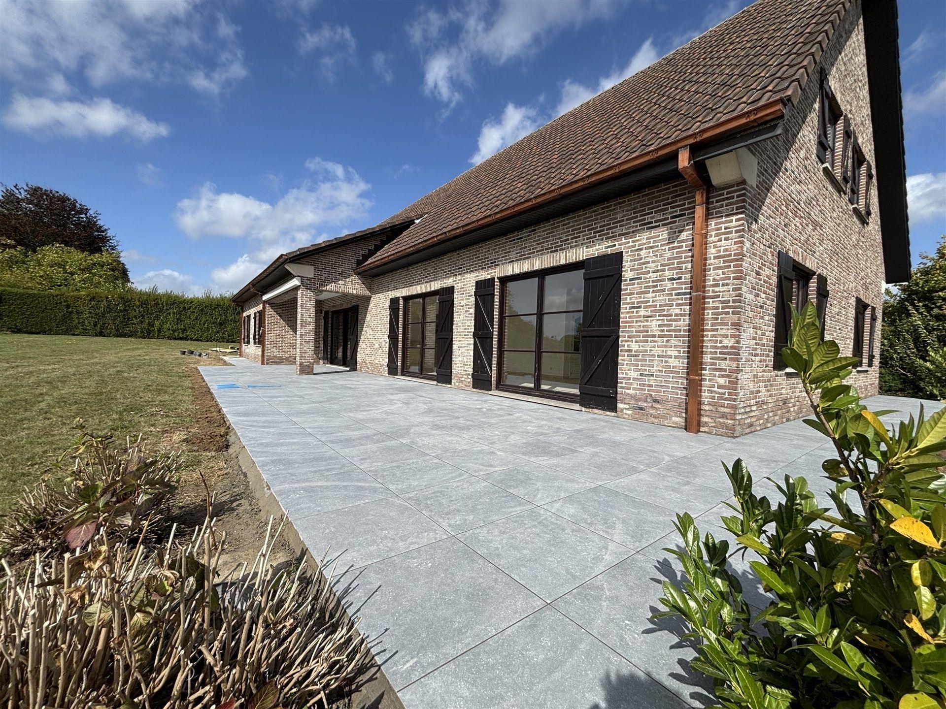 Ruime woning met grote tuin in een rustige straat foto 4