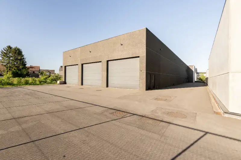 Moderne bedrijfsruimte met kantoren, showroom en loods in Bellegem (bedrijventerrein Emdeka) foto 3