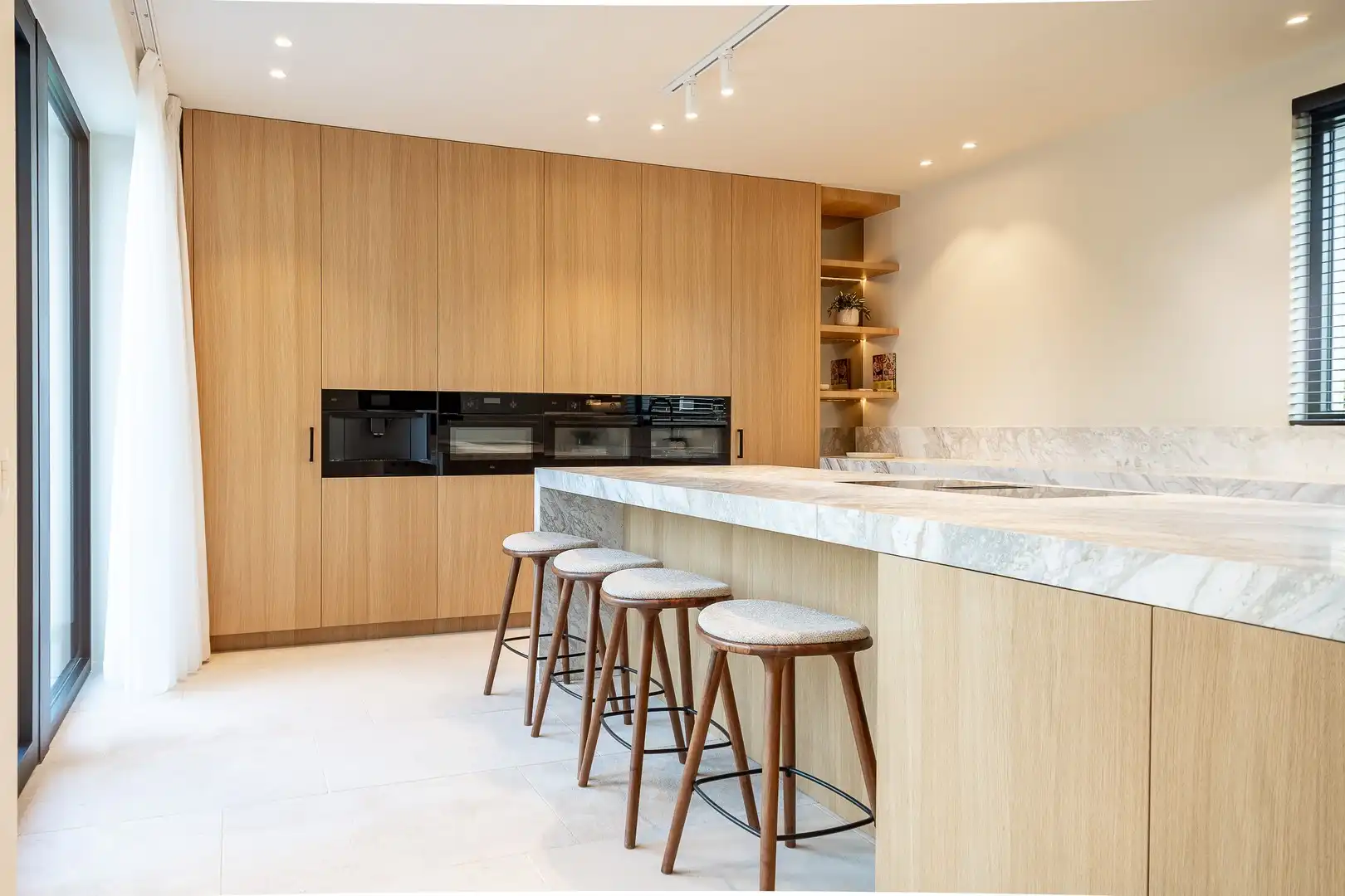 Prachtige alleenstaande villa met 5 slaapkamers gelegen in een rustige residentiële omgeving. foto 4