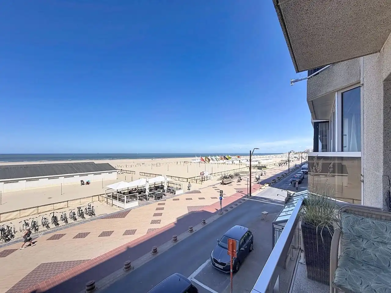 Praktisch ingedeeld appartement met frontaal zeezicht foto 3