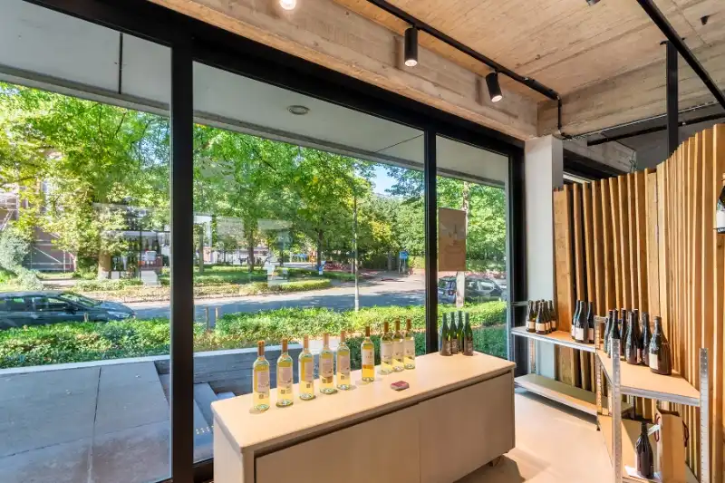 Prachtig handelspand met 2 grote etalages, gratis parking! Toplocatie Patio Donk! foto 9