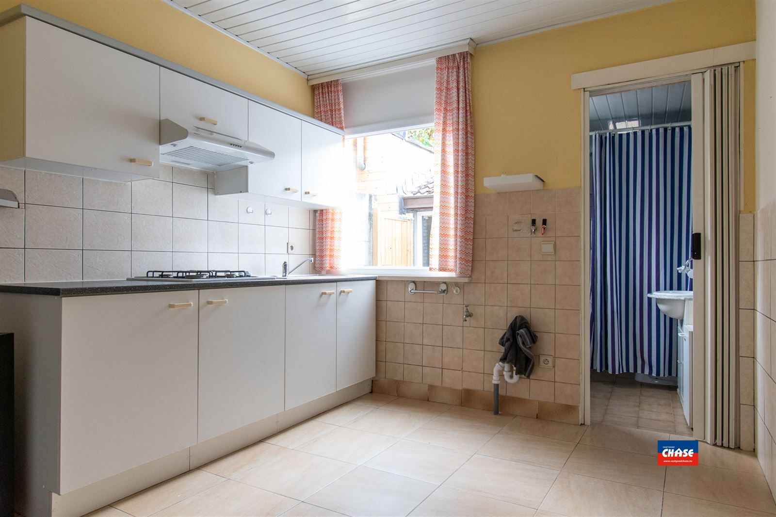 Te renoveren starterswoning met 2 slaapkamers en koertje foto 6