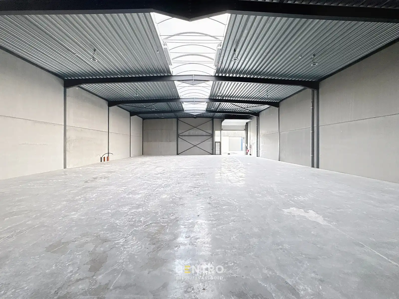 Kwalitatief en goed geïsoleerd NB MAGAZIJN (300m²) TE HUUR in Oostkamp. Inclusief 3 private parkeerplaatsen voor de deur. foto 2