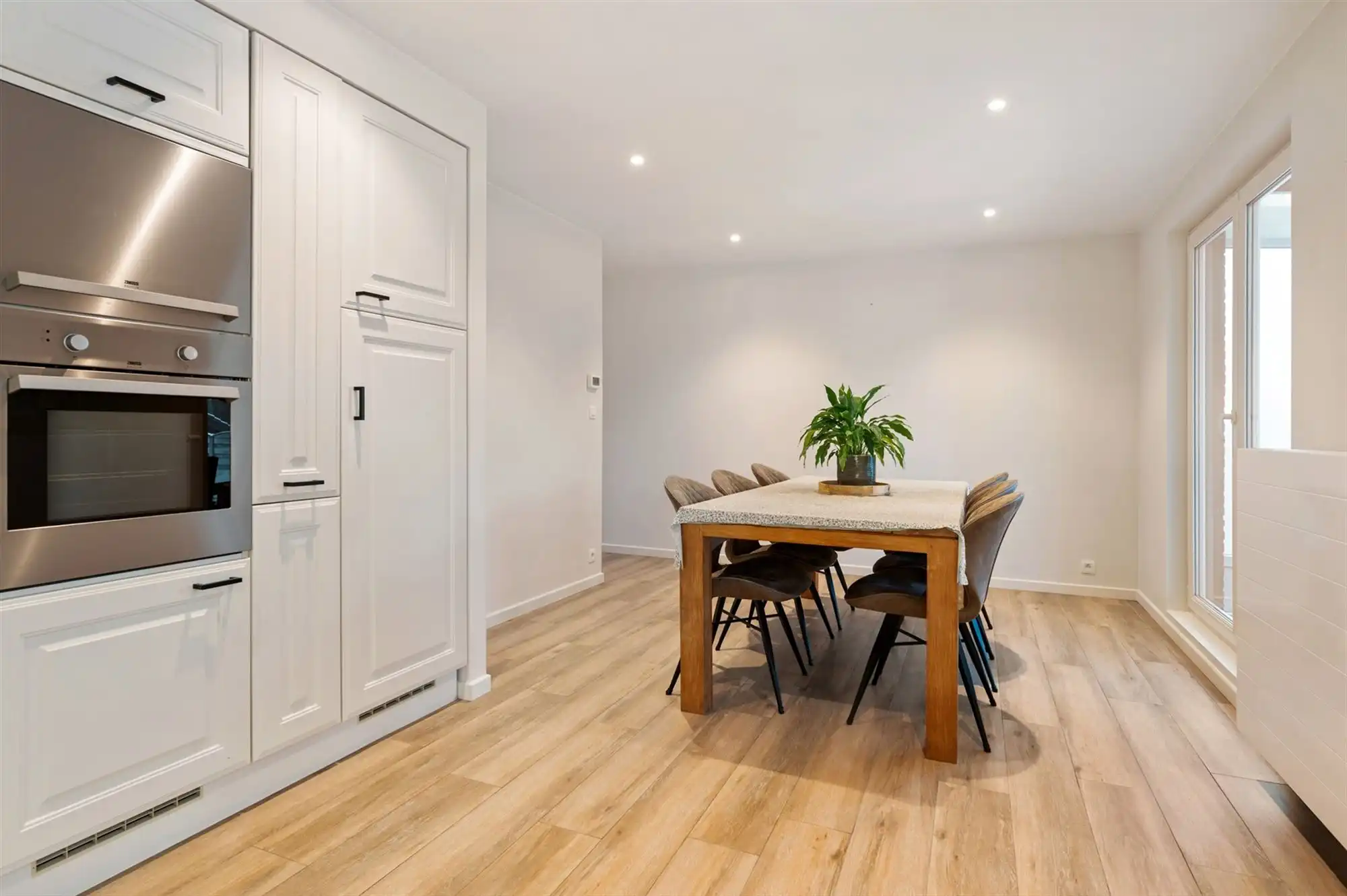 INSTAPKLARE GELIJKVLOERSE WONING MET RUIME GARAGE OP 2191M2 foto 8