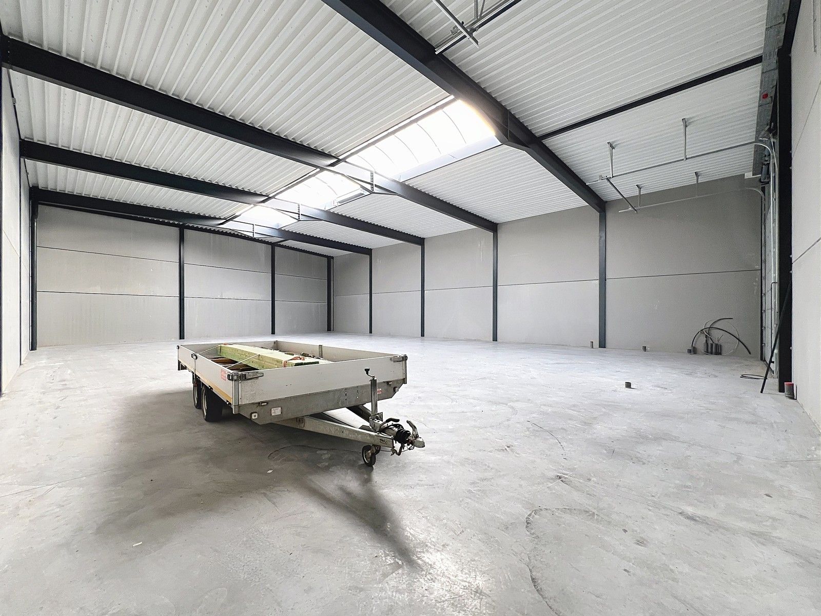 Nieuwbouw KMO-unit (457m²) met 2 hoge sectionaalpoorten en 3 private parkeerplaatsen op "Clarysse Business Park" te PITTEM! foto 6