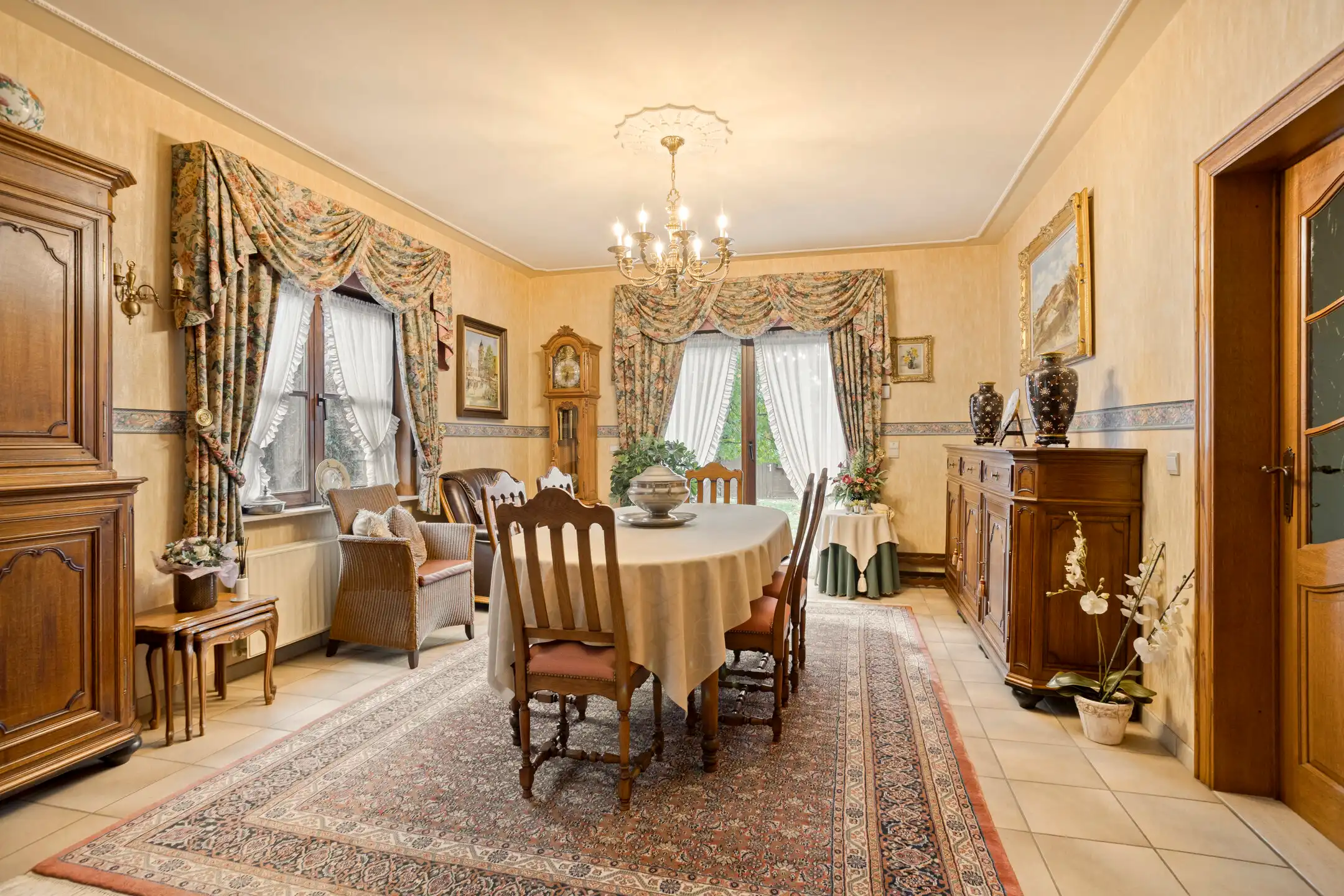 Ruime open bebouwing met 6 slaapkamers foto 7