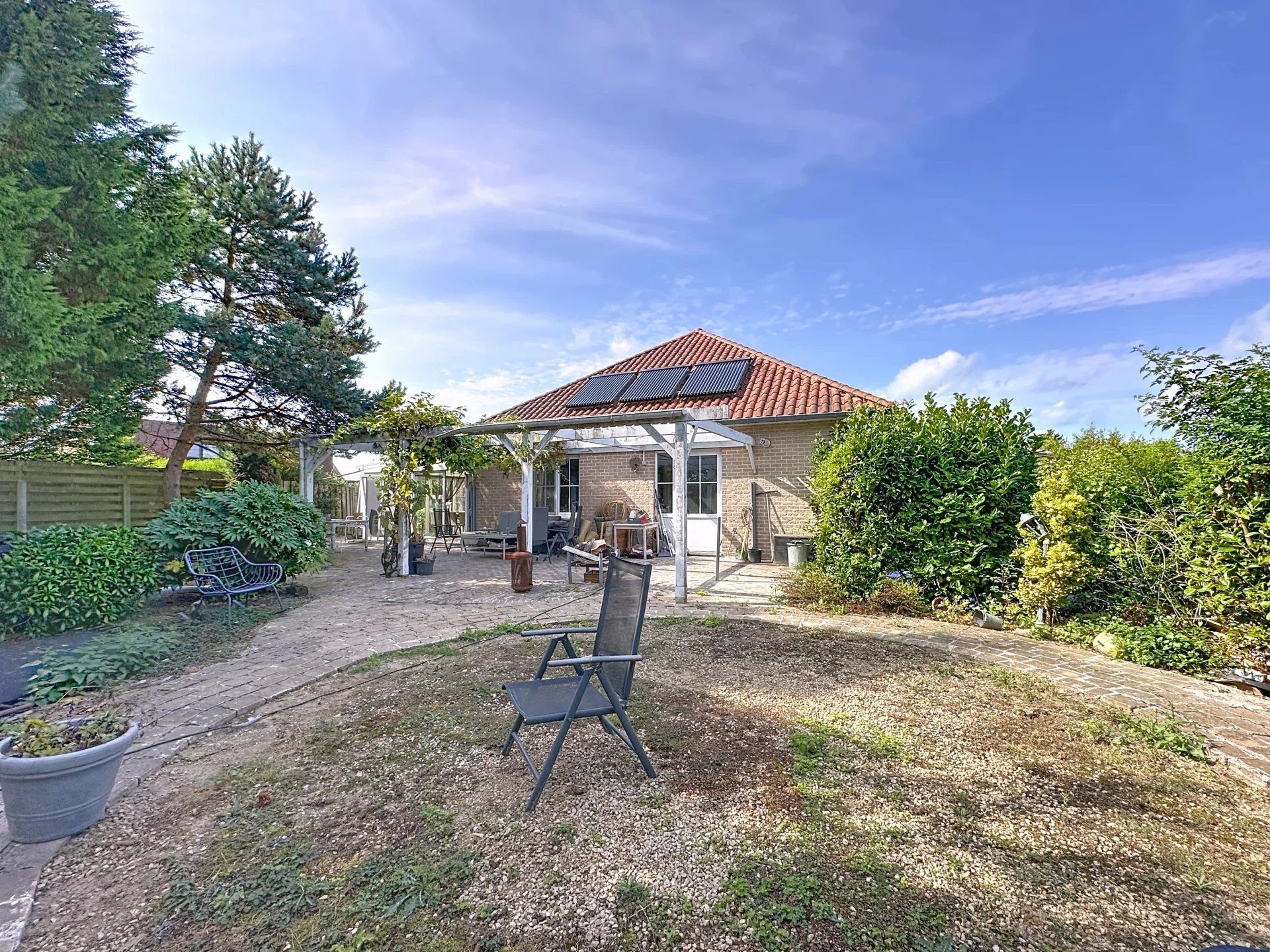 Laagbouwwoning met grote zolder en 3 slaapkamers op een ruim perceel. foto 19