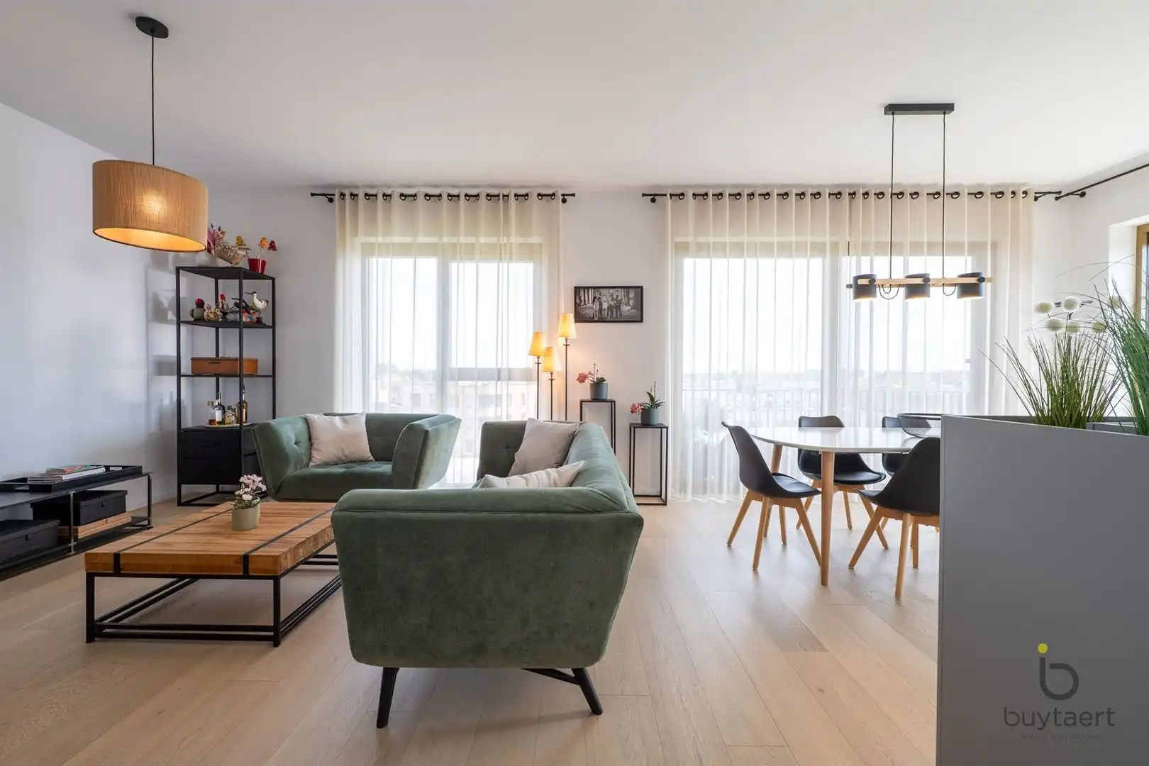 WONEN IN STIJL: een knap 2-slaapkamer appartement op de 3de verdieping met terras te Deurne-Zuid! foto 5
