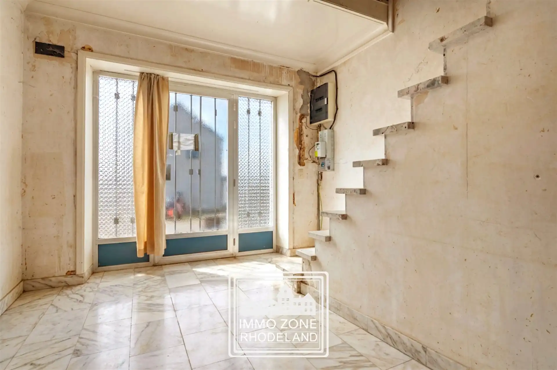 Gunstig gelegen te renoveren woning met veel potentieel foto 4