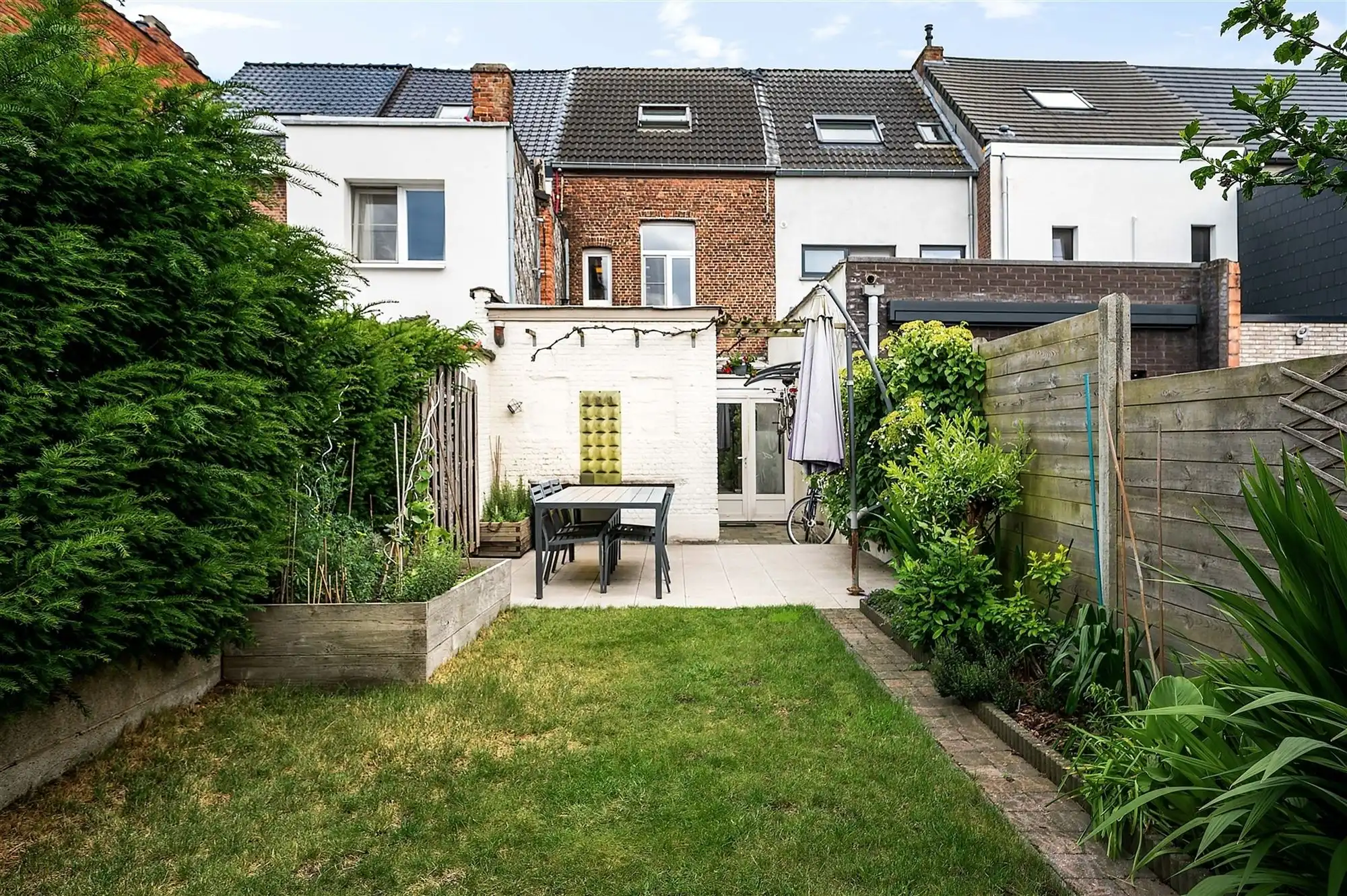 Deels gemoderniseerde woning te Duffel-West foto 11