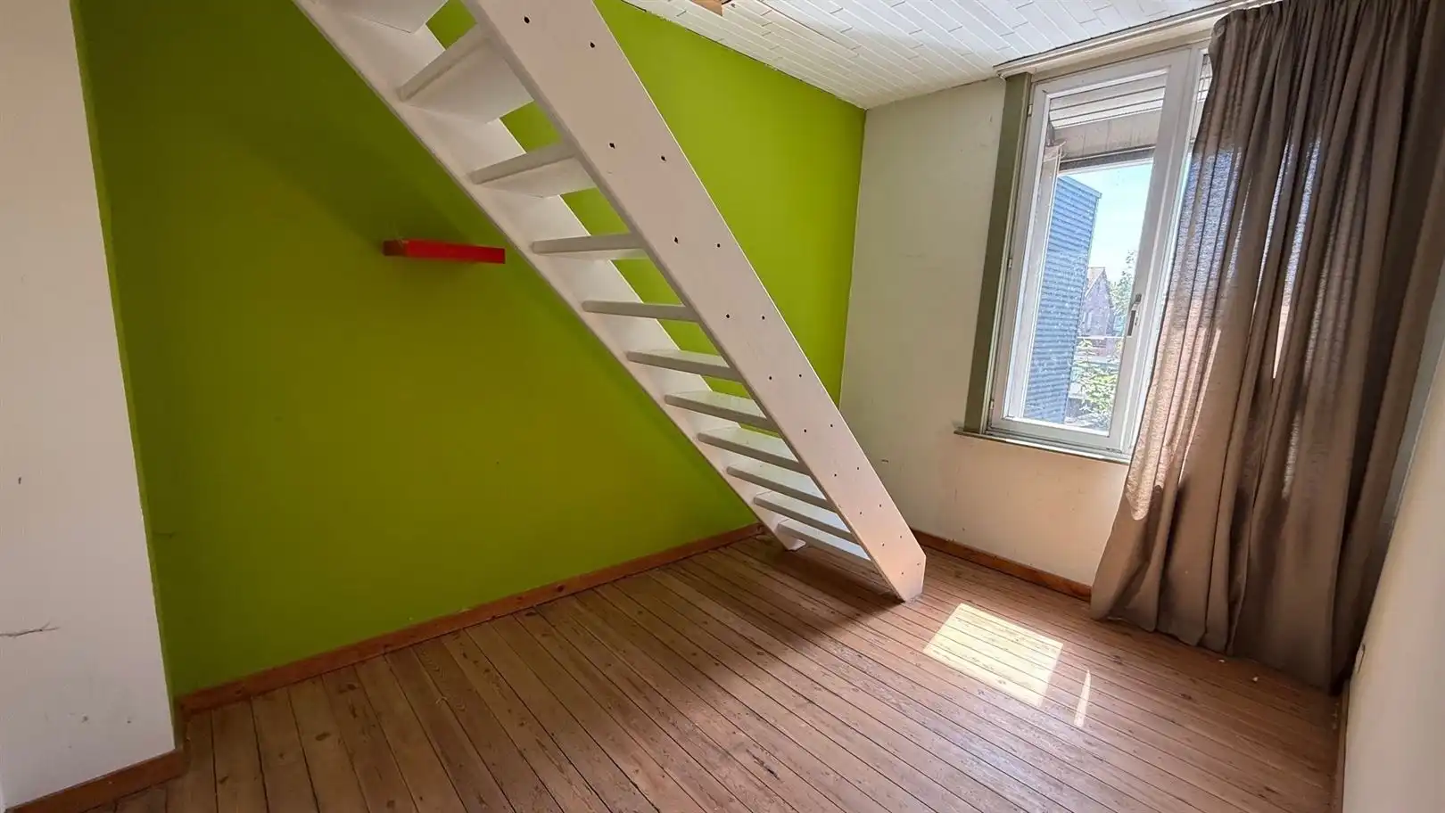 HOB met 4 slaapkamers en grote tuin foto 21