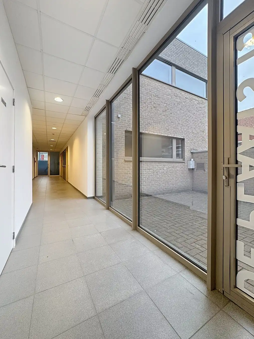 VOLLEDIG VERNIEUWDE en instapklare KANTOORRUIMTE op gelijkvloers (± 45m²)  met UITSTRALING op de markt van Knesselare! Ruime parkeergelegenheid langs de openbare weg. foto 3