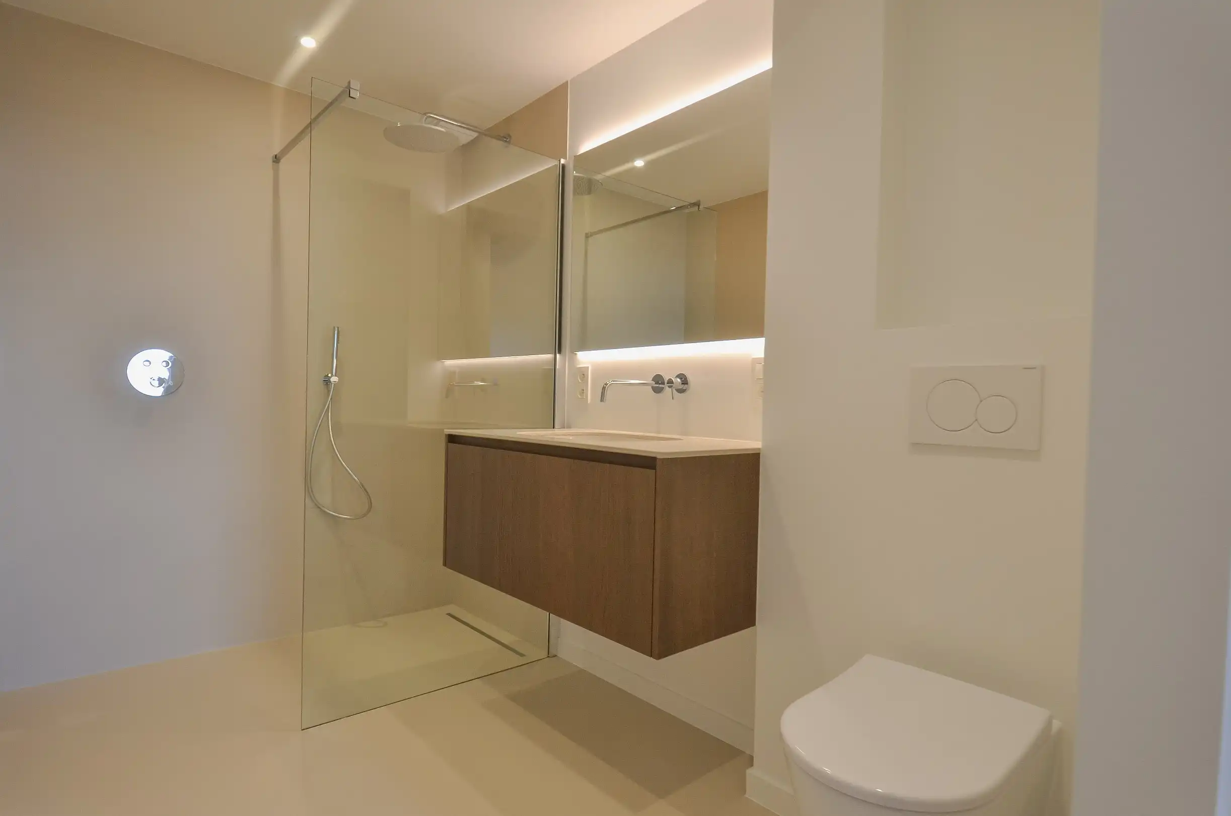 Exclusief – Stijlvol volledig gerenoveerd appartement met frontaal zeezicht. foto 14
