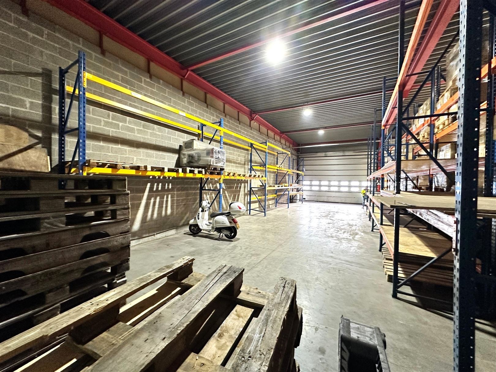 TE HUUR: Opslagruimte van 140m² te Genk! foto 6