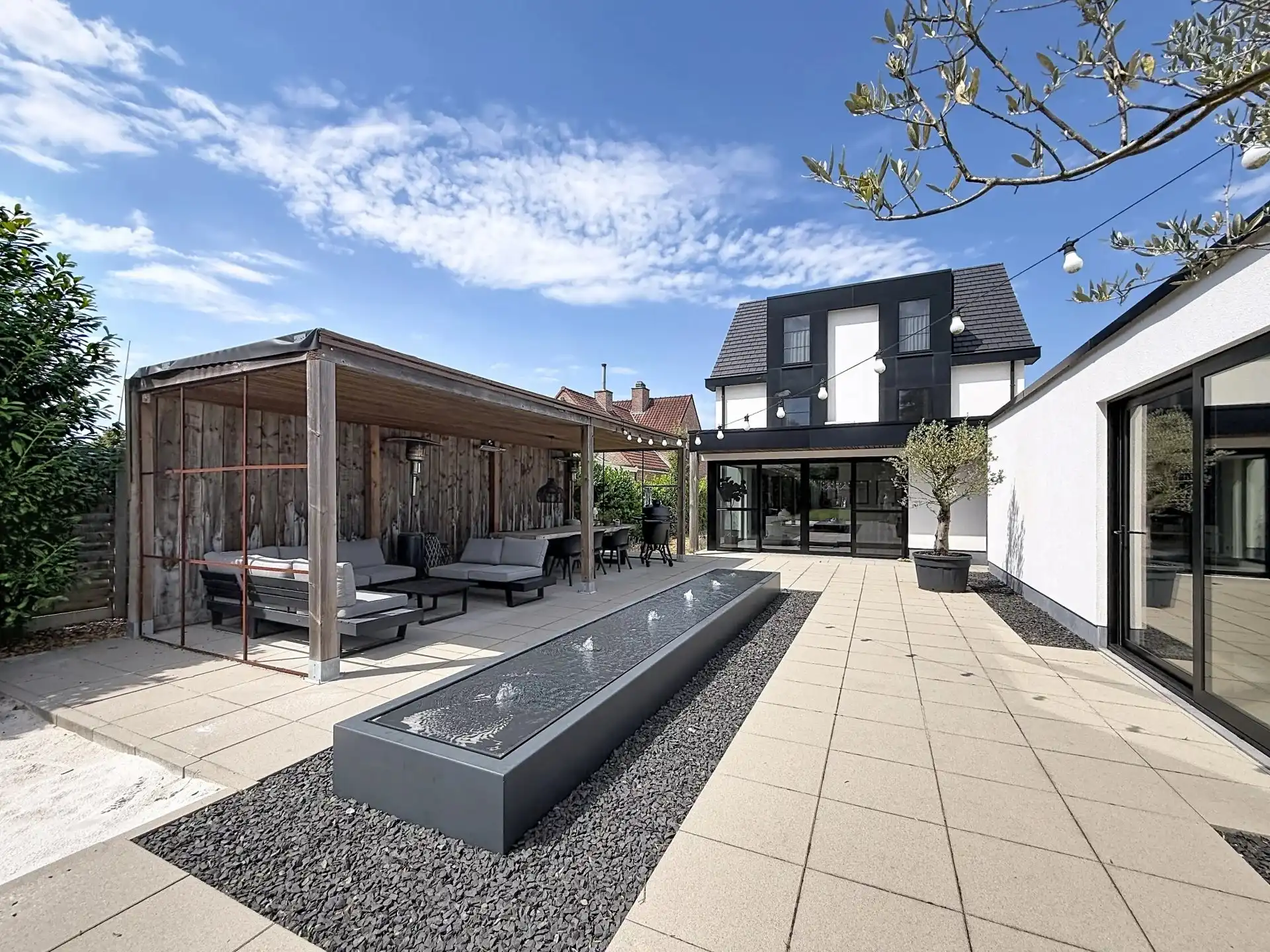 Zeer ruime villa voorzien van alle luxe met 3, mogelijk 5 slaapkamers en 2 badkamers foto 51
