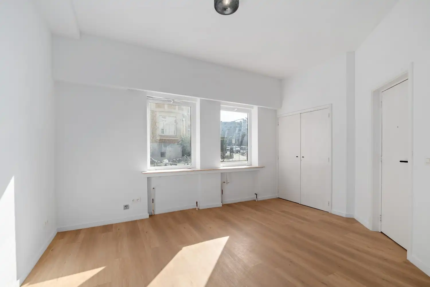 Volledig gerenoveerd gelijkvloersappartement met privatieve koer op topligging tussen het Brugmannplein en het Kasteleinsplein foto 2