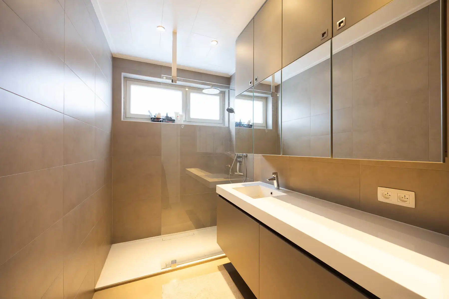 Lichtrijke, gelijkvloerse woning op ruim perceel foto 18