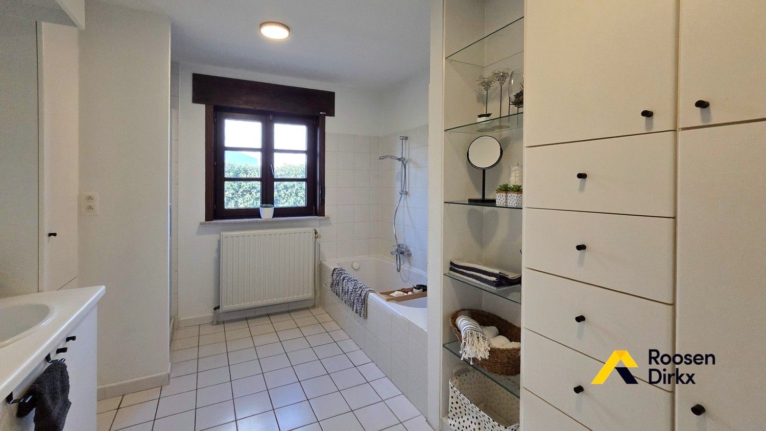 Degelijke woning met 3 slaapkamers en prachtig zicht op ±9 are! foto 17