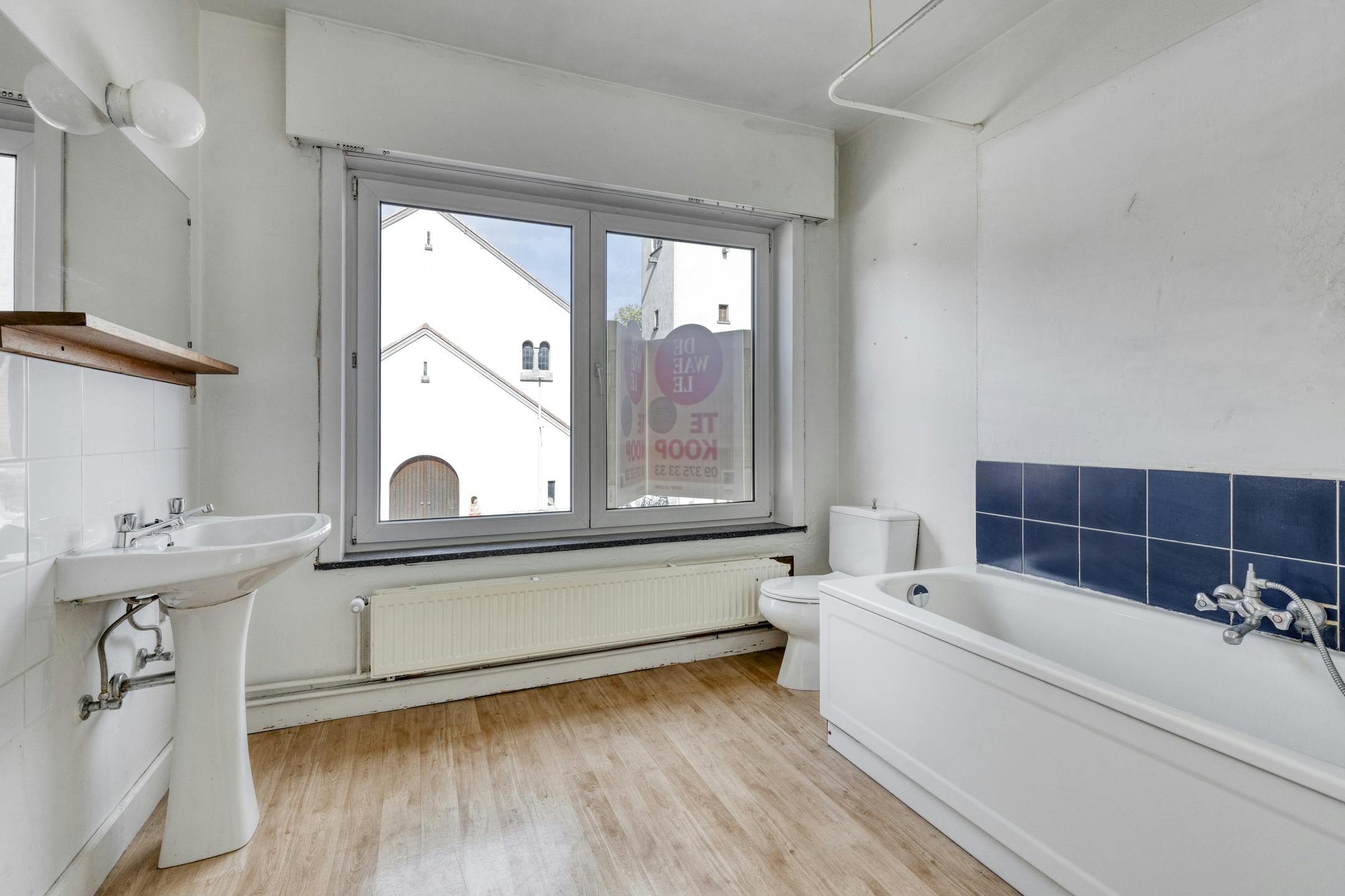 Ruime woning met tuin & potentieel in hartje Landegem foto 10