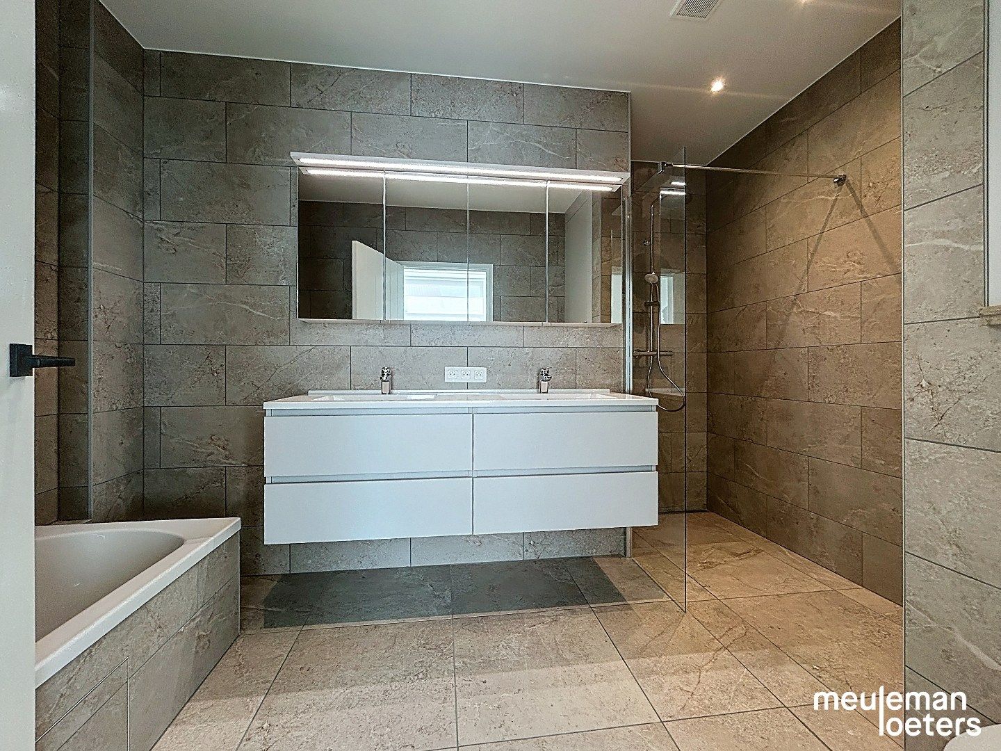 Lichtrijk nieuwbouwappartement met garage foto 11