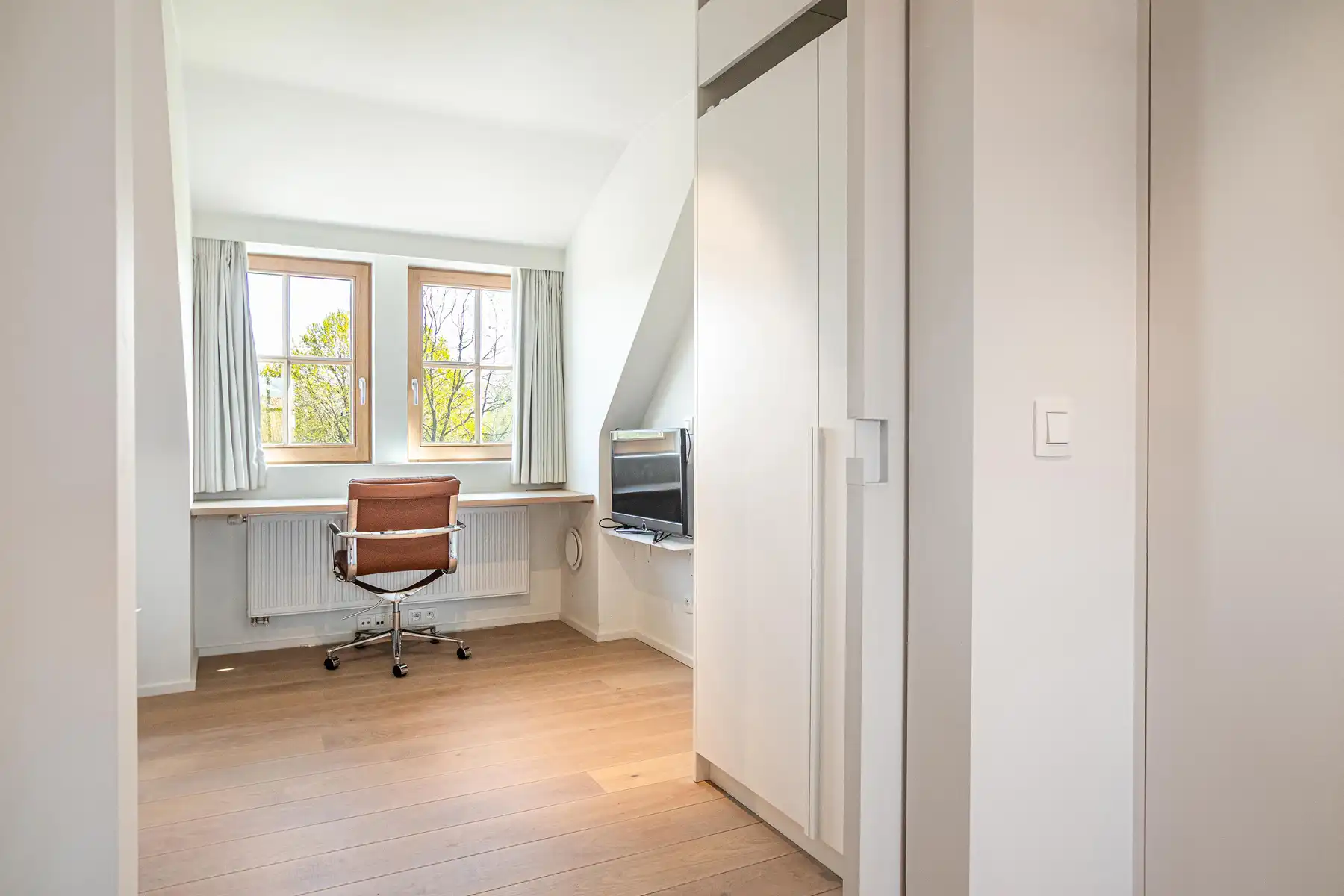 Exclusieve instapklare woning met zwembad en open groenzicht foto 35