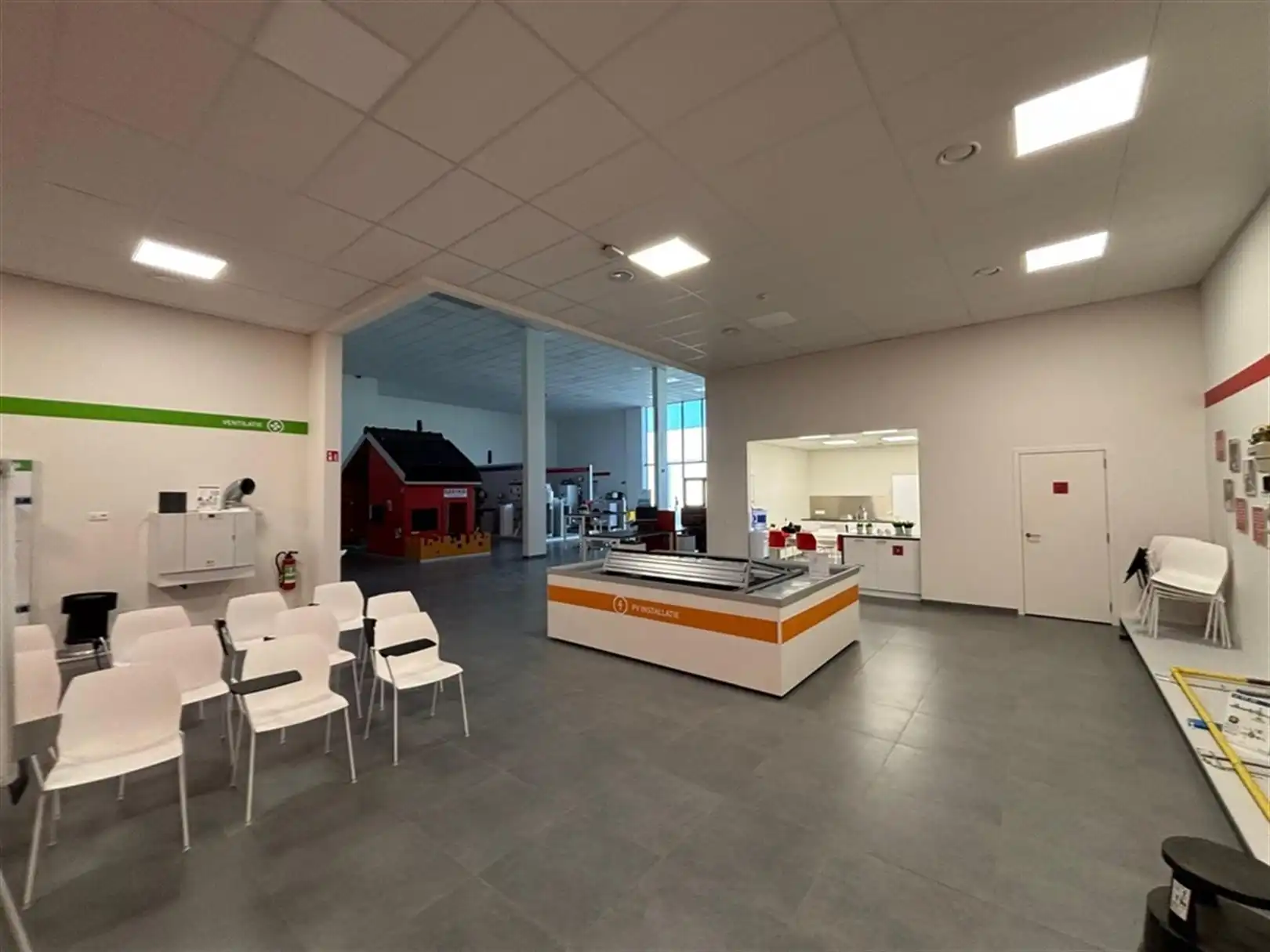 Te Huur Showroom + Magazijn foto 8