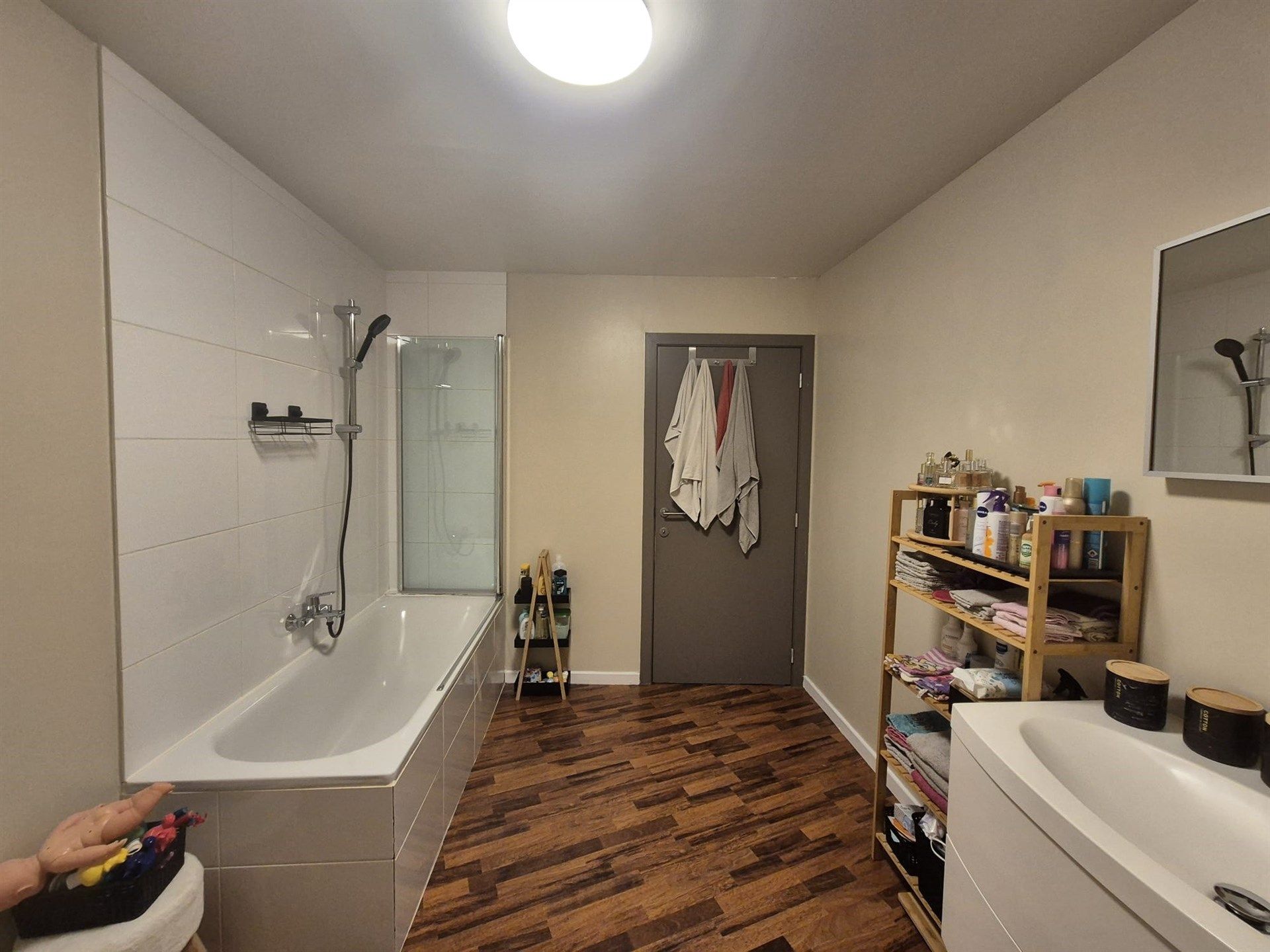 Centraal gelegen instapklaar 2 slaapkamer appartement foto 22