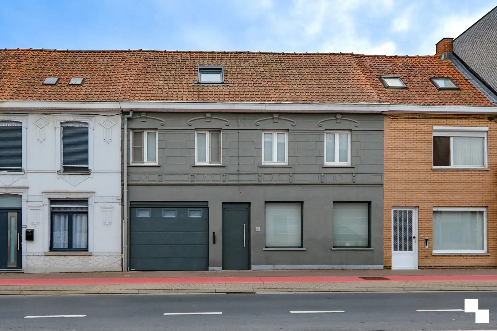Verrassend ruime gezinswoning in hartje Roeselare foto {{pictureIndex}}