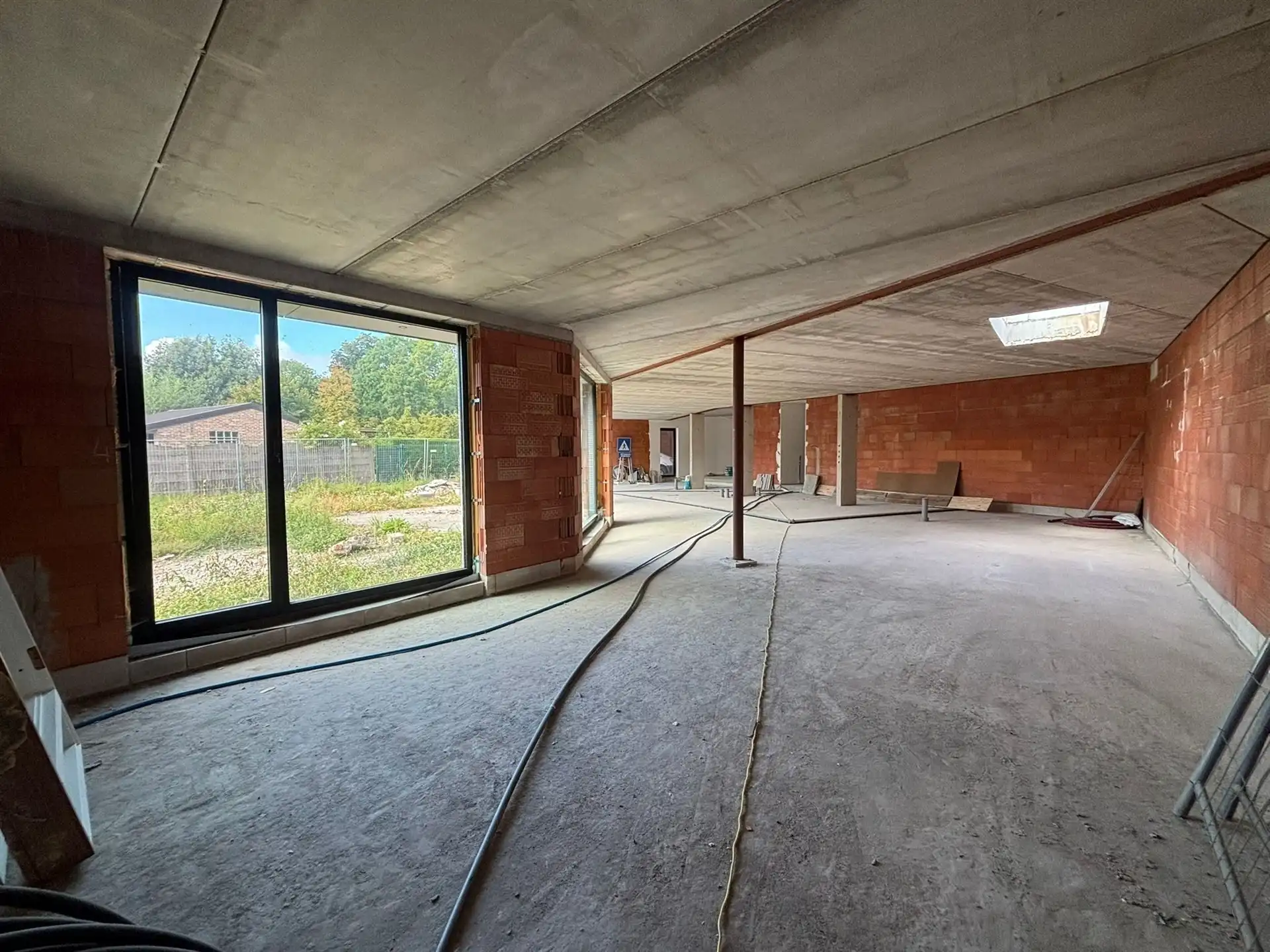 Nieuwbouw handelsruimte op commerciële liggen in het centrum! foto 13