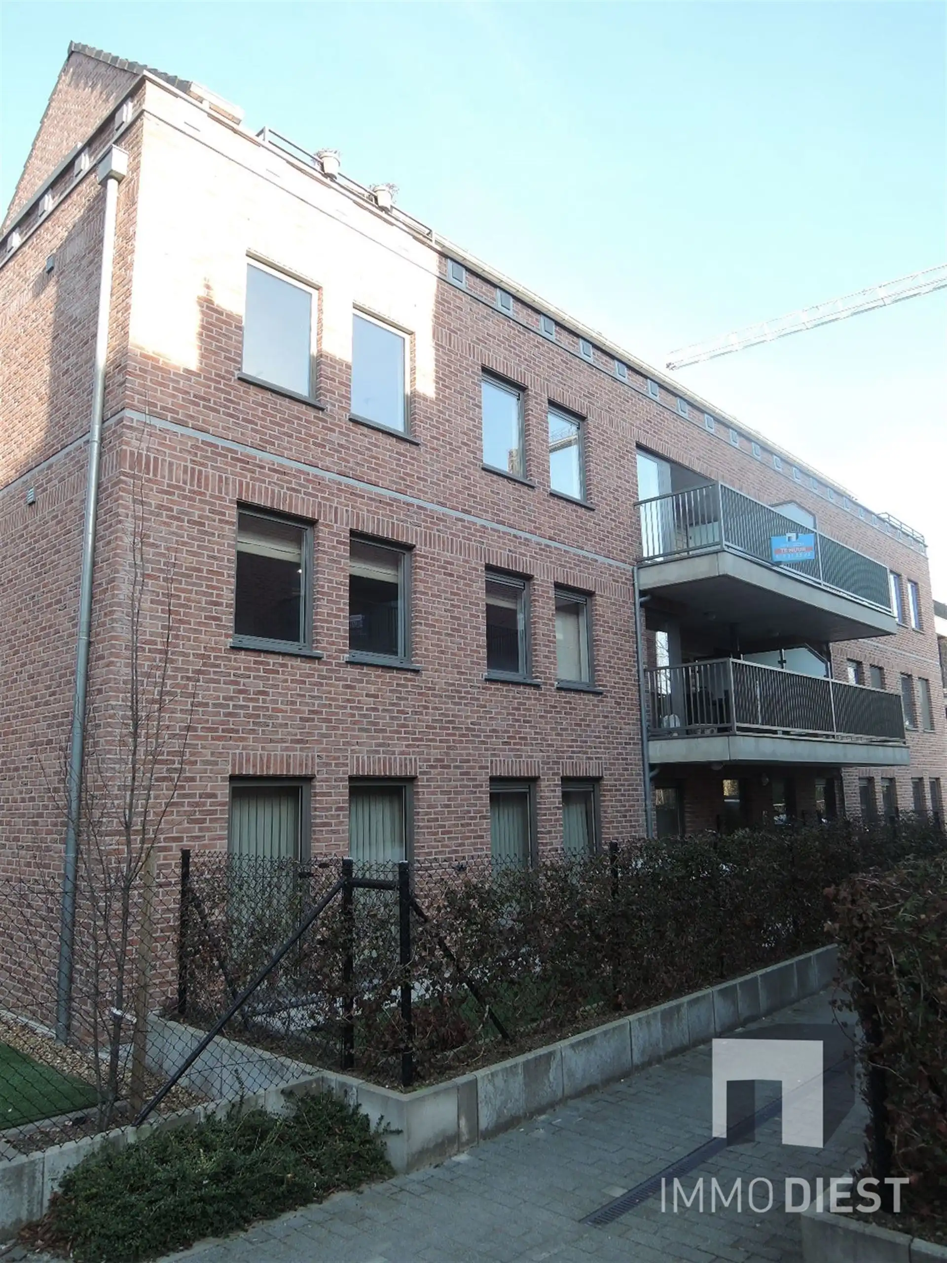 Prachtig ruim appartement met veel lichtinval bestaande uit twee slaapkamers, terras, ondergrondse staanplaats in het centrum van Halen. foto 2