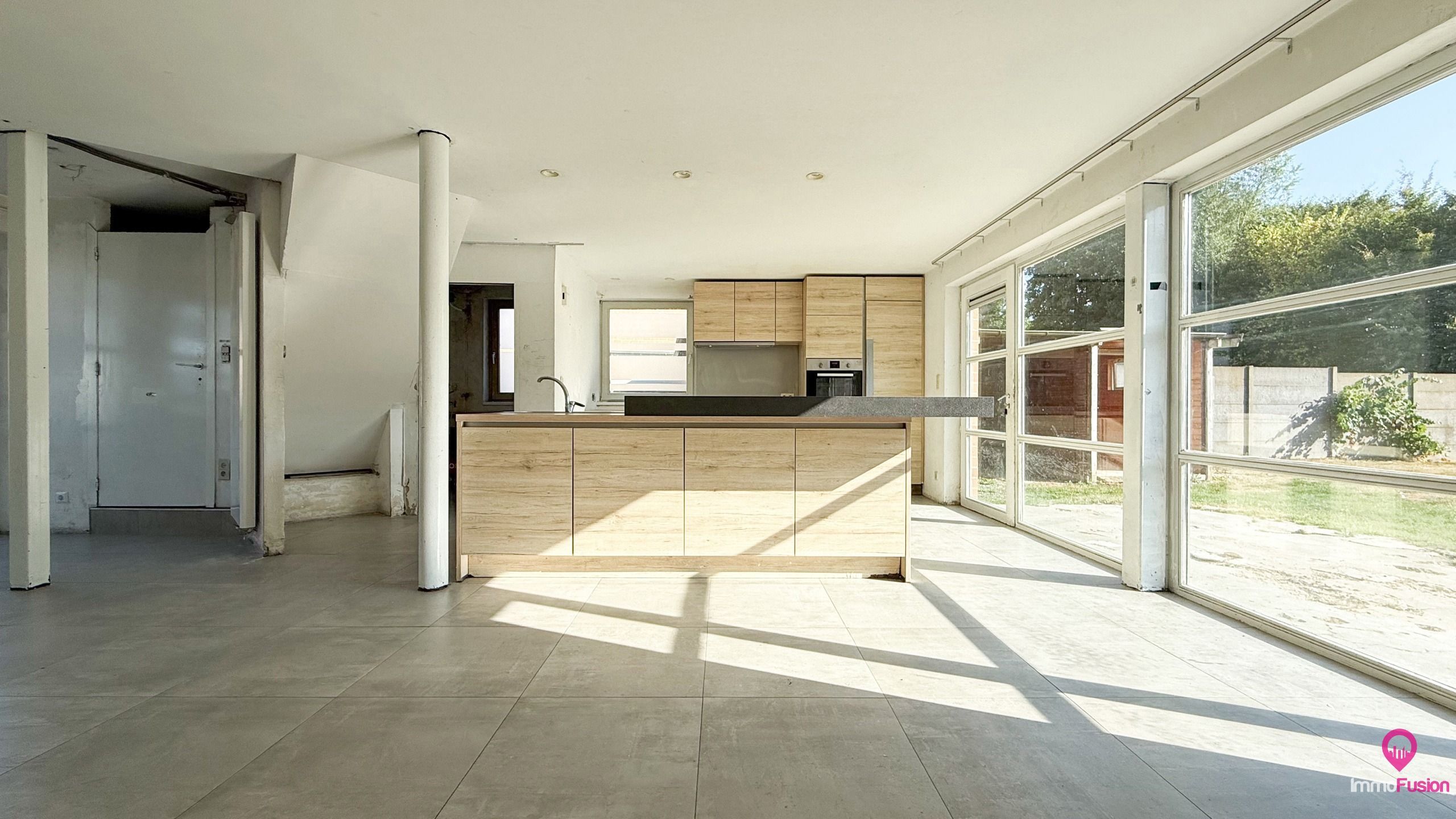 Te renoveren woning met grote tuin in doodlopende straat! foto 4