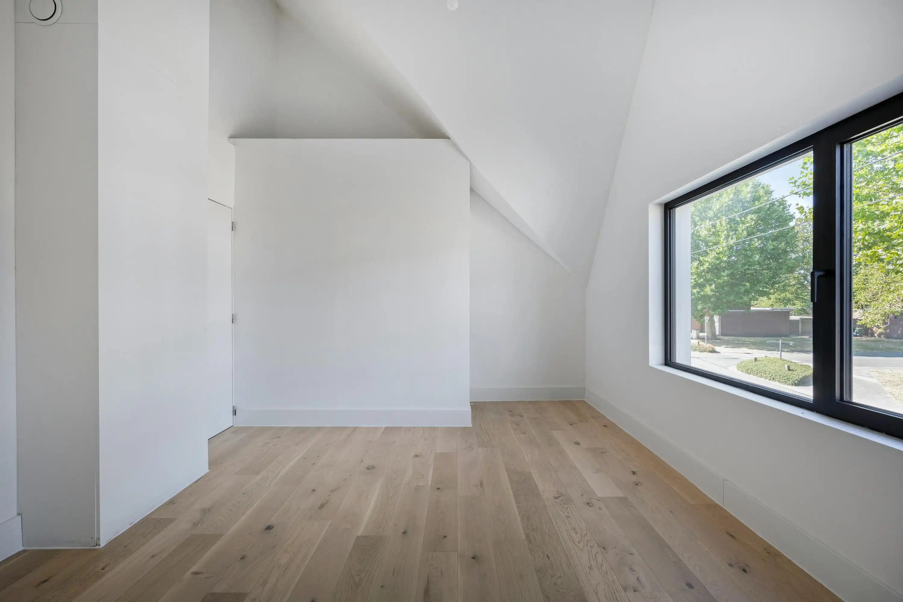 Volledig gerenoveerde halfopen woning in hartje Ertvelde foto 8