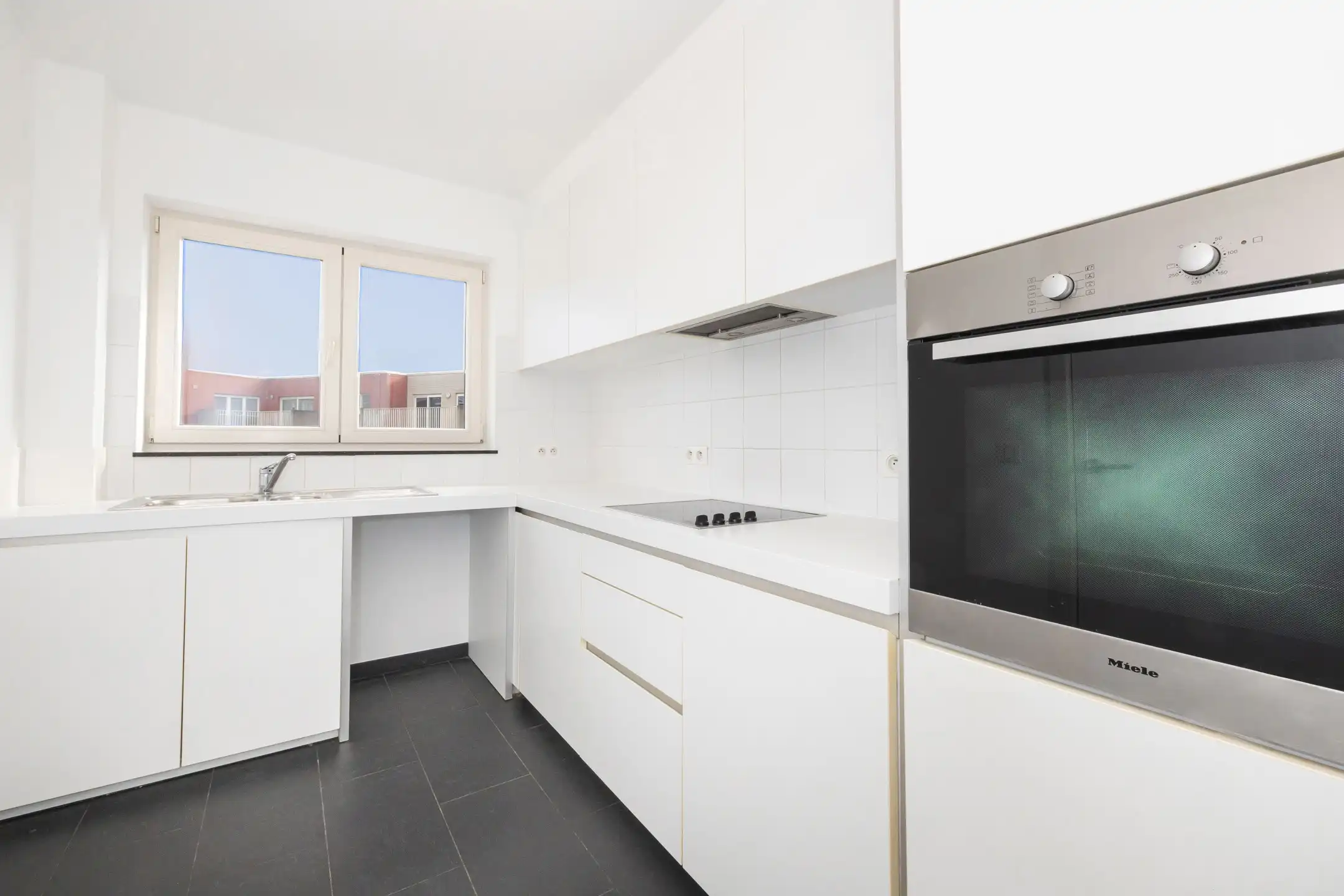 Mooi recent appartement met 2 slaapkamers en parking foto 2