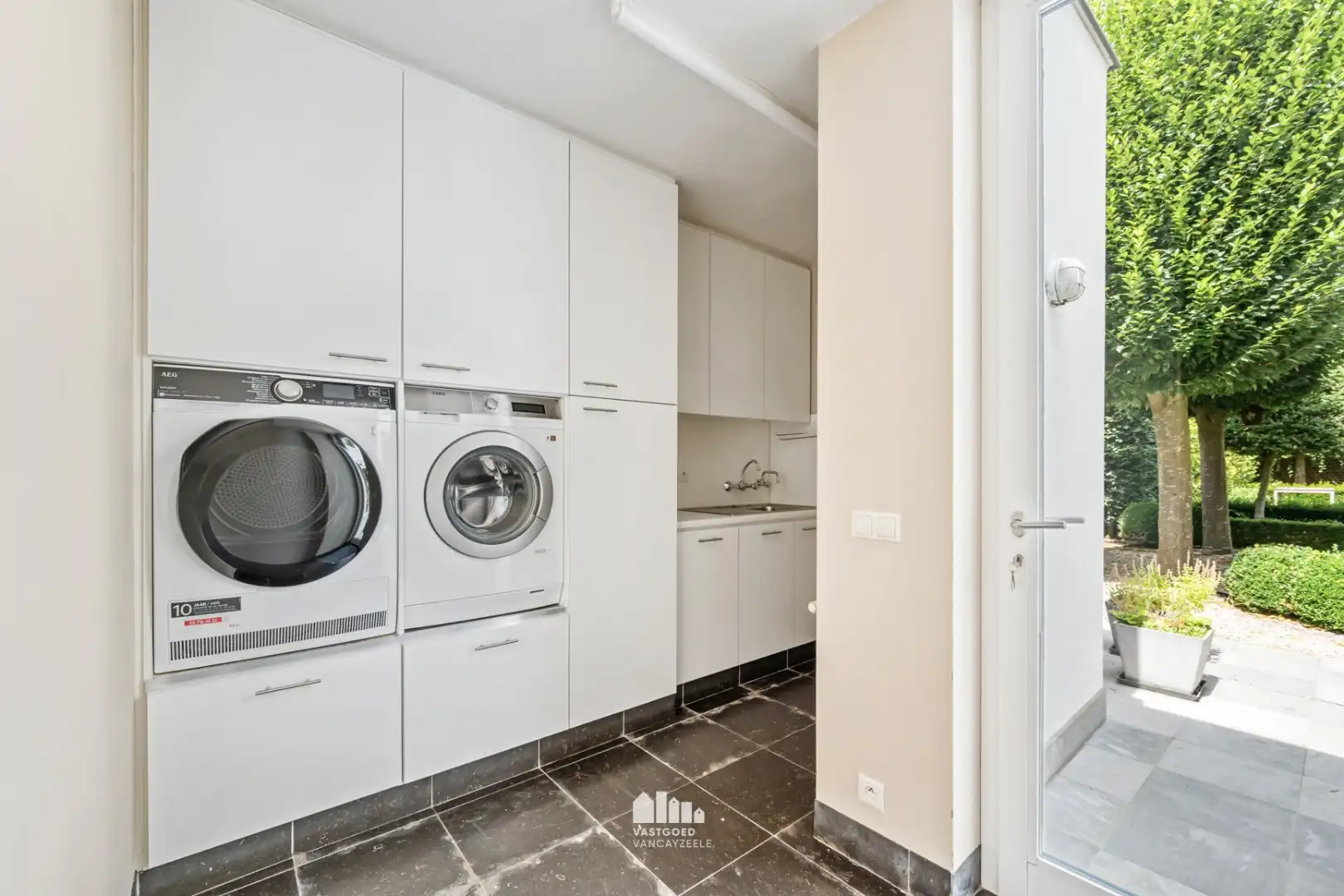 Exclusief en karaktervol herenhuis met 6 slaapkamers, inpandige garage en zonnige stadstuin in hartje Ieper foto 15