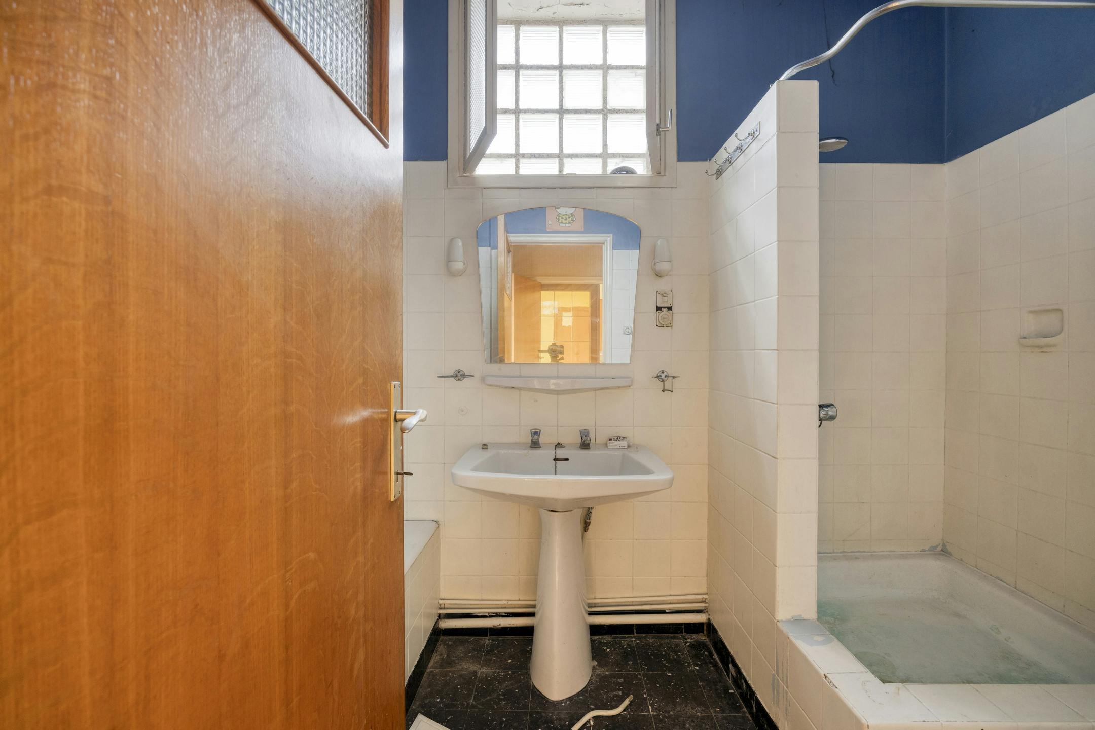 Te renoveren opbrengsteigendom met 3 appartementen en handelspand in Antwerpen foto 27