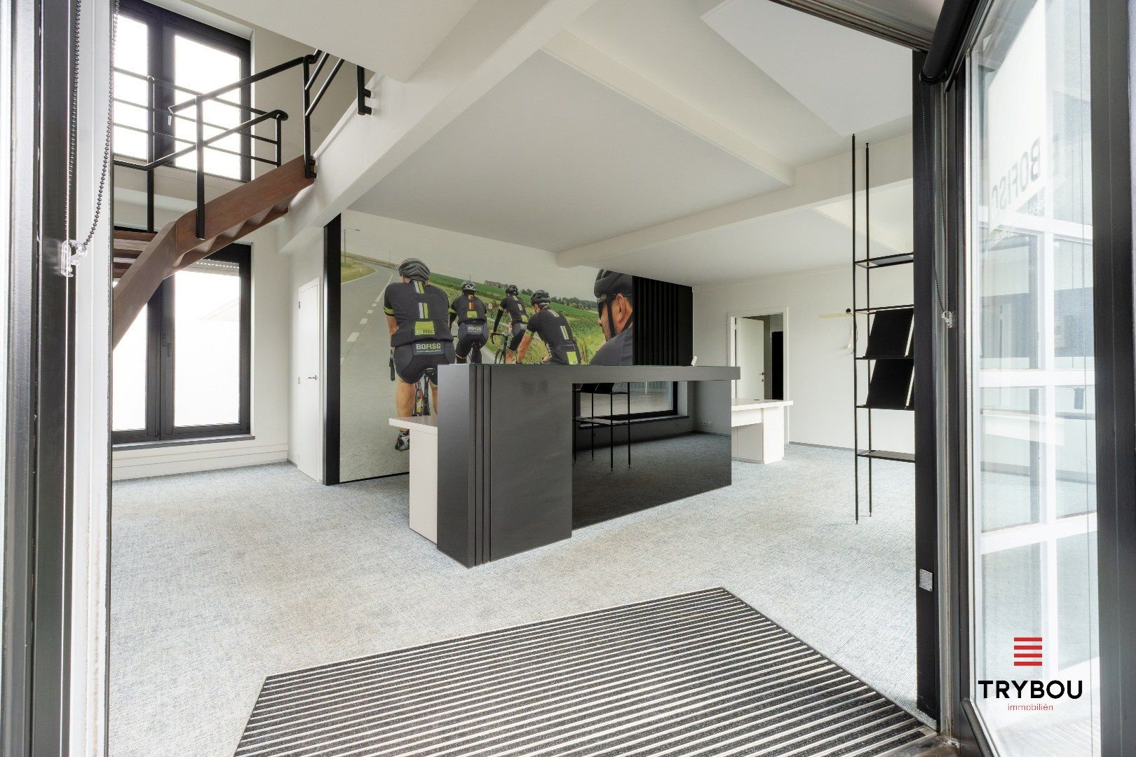 Groot kantoorgebouw op toplocatie te Ieper foto 3