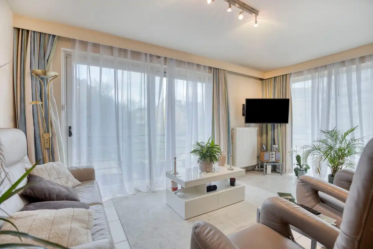 Gemeubeld hoek appartement met twee slaapkamers foto 2