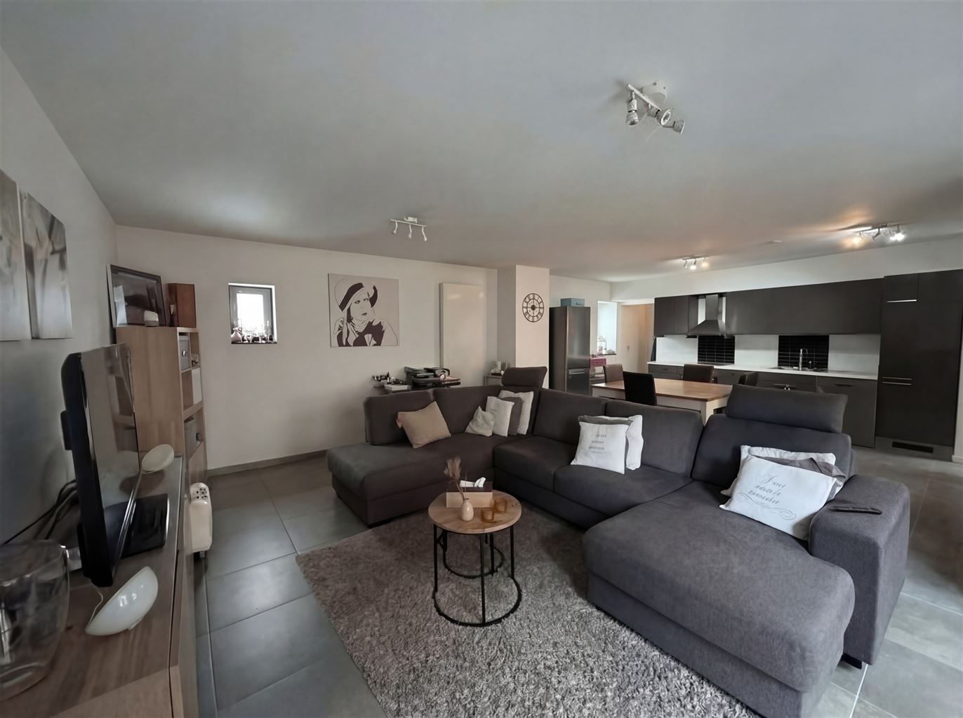 Gezellige stadswoning met 2 slaapkamers en koer, in het centrum van Maaseik. foto 2