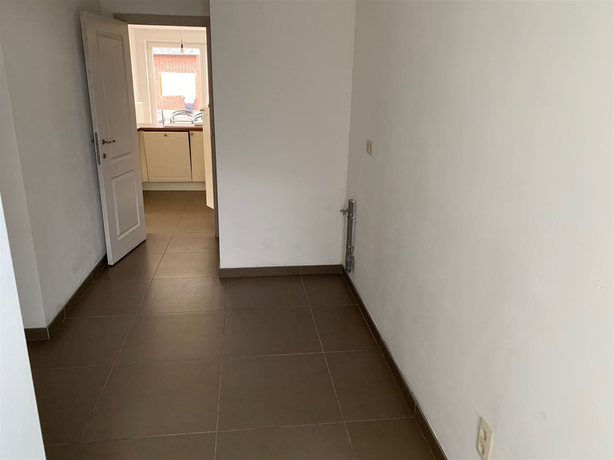 GELIJKVLOERS APPARTEMENT MET 2 SLAAPKAMERS, TERRAS, BERGING EN AUTOSTANDPLAATS TE BERINGEN foto 9