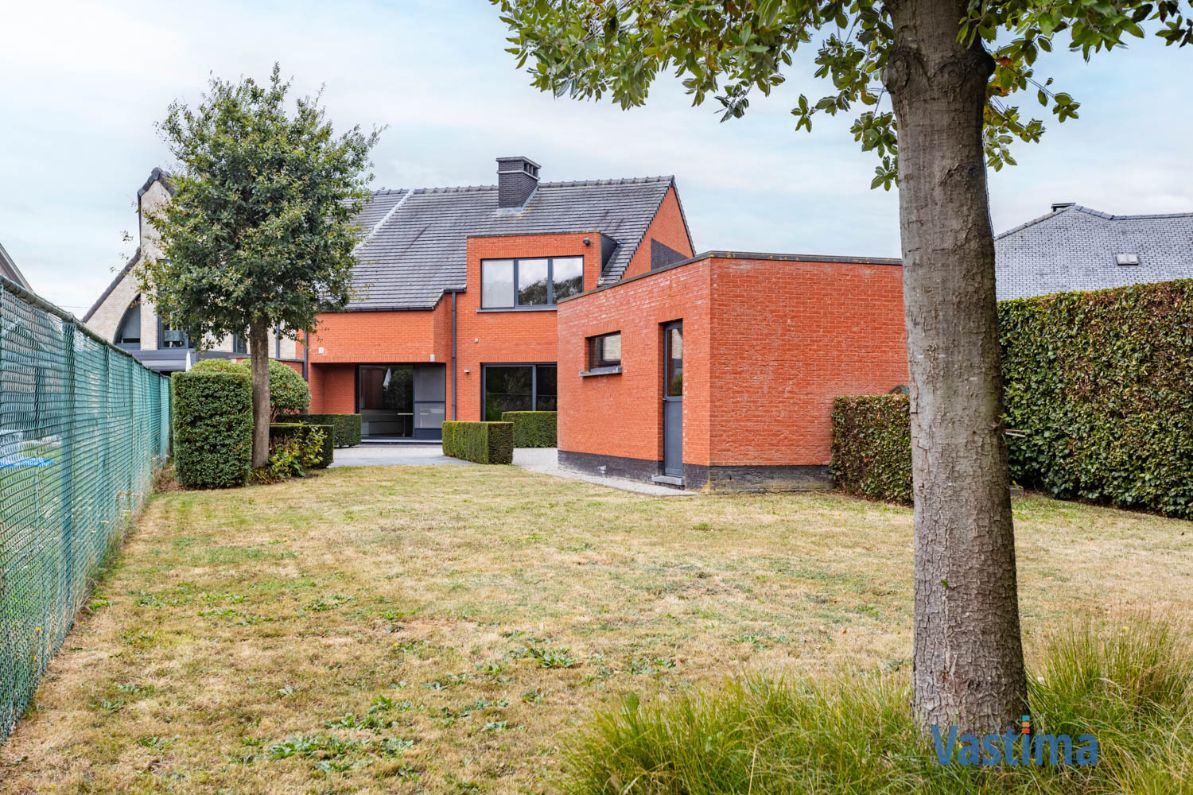 Ruime instapklare gezinswoning met zonnige tuin en garage foto 32