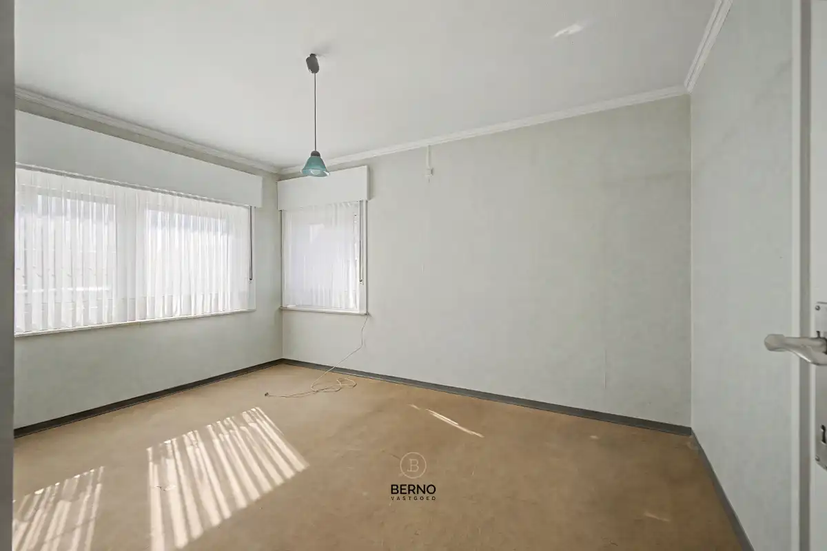 Halfopen bebouwing met oprit en ruime, zonnige tuin. foto 11