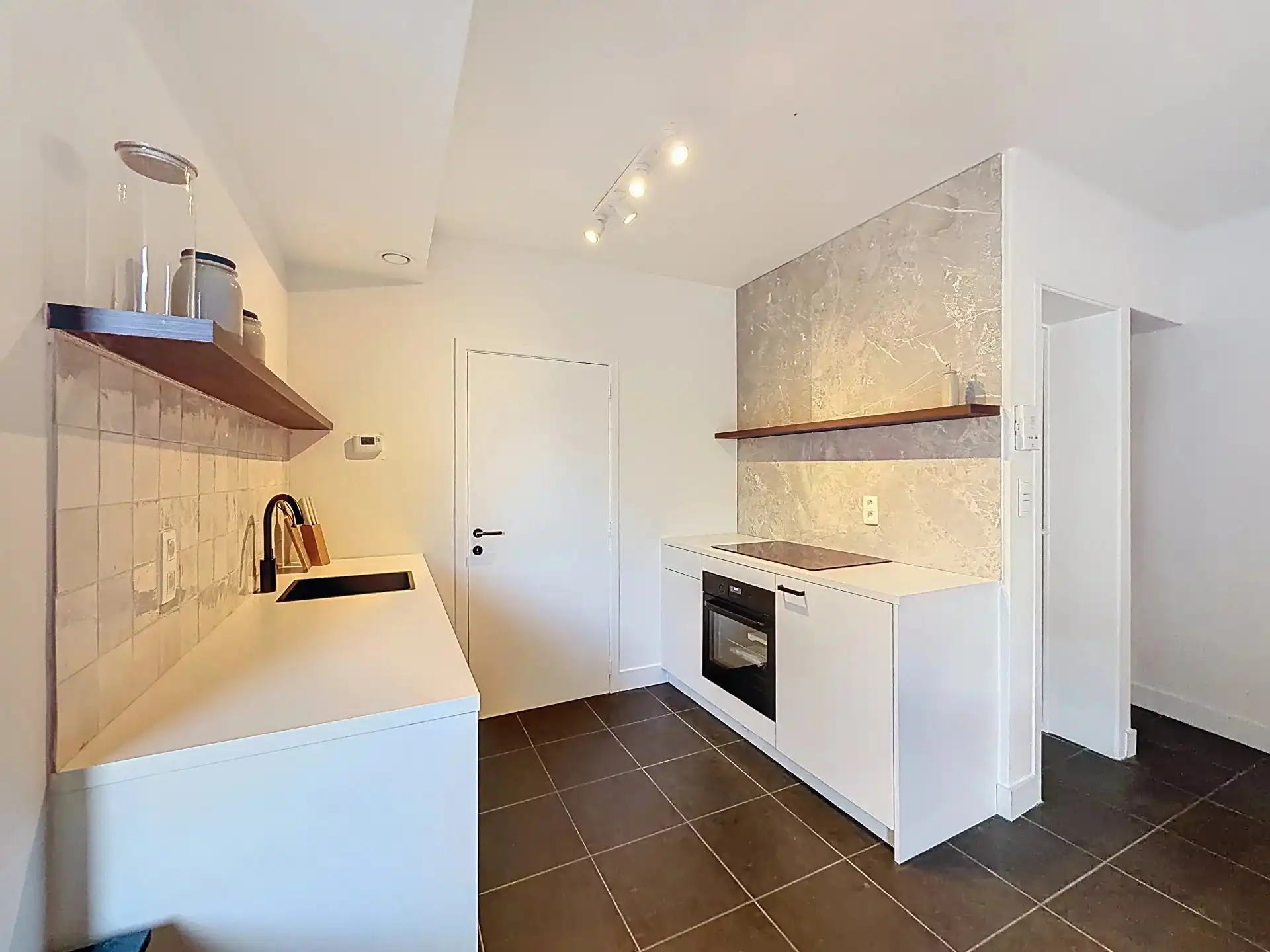 Zeer gezellig gelijkvloers appartement met 1 (mog. 2) slaapkamers, tuin, terras en staanplaats. foto 10