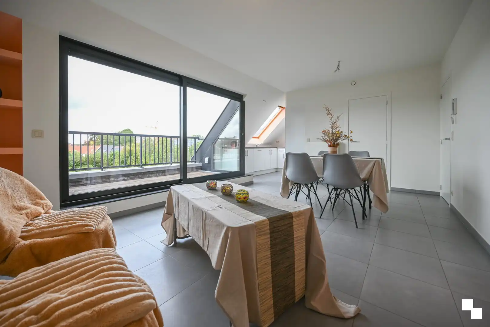 Duplex appartement met garage en twee staanplaatsen nabij centrum Izegem foto 4
