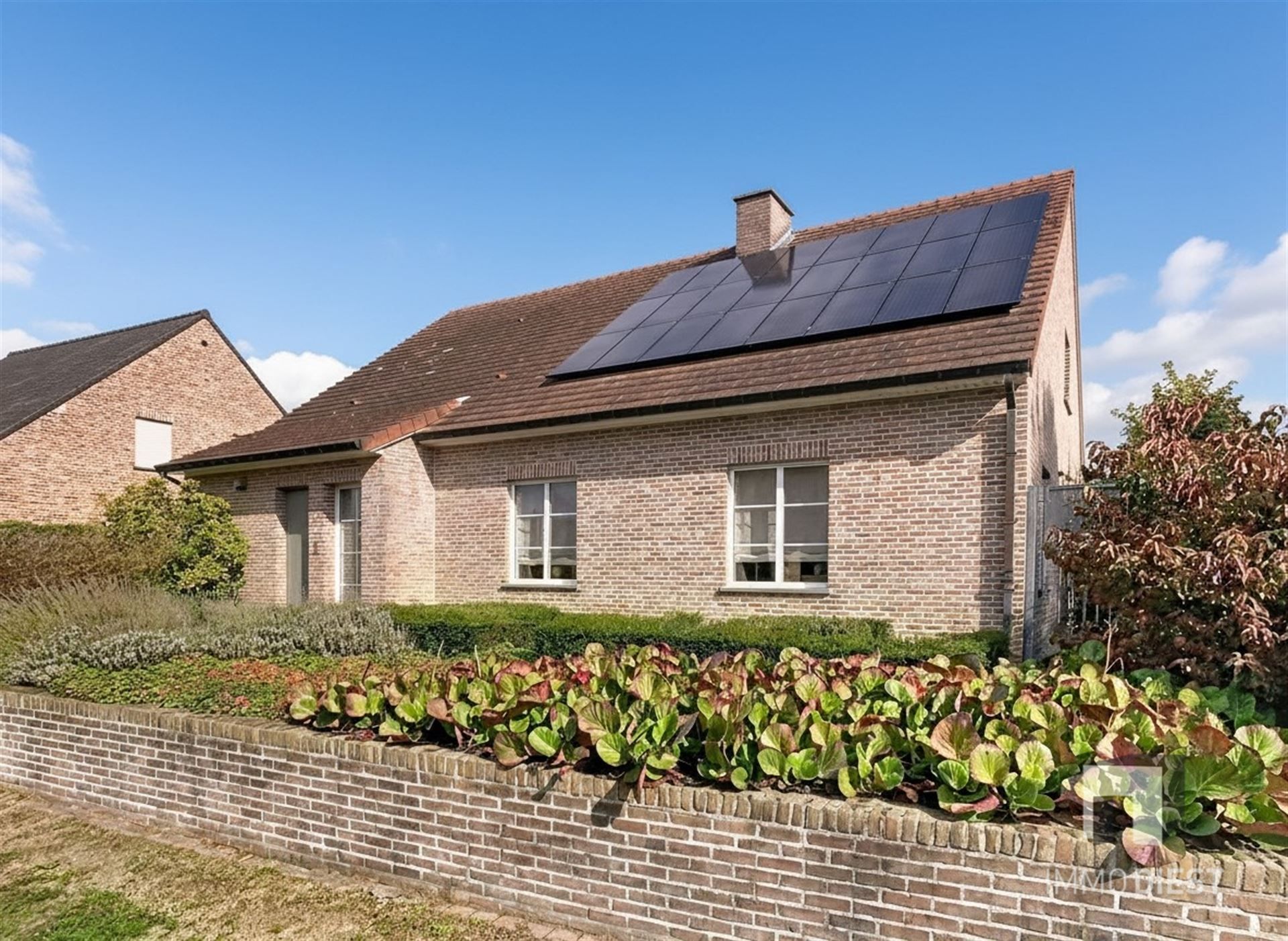 Energiezuinige en prima onderhouden gezinswoning met 4/5 slaapkamers en zwembad op 10 are. foto {{pictureIndex}}
