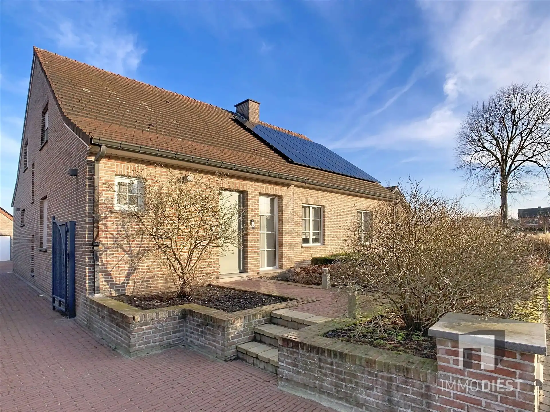 Energiezuinige en prima onderhouden gezinswoning met 4/5 slaapkamers en zwembad op 10 are. foto {{pictureIndex}}