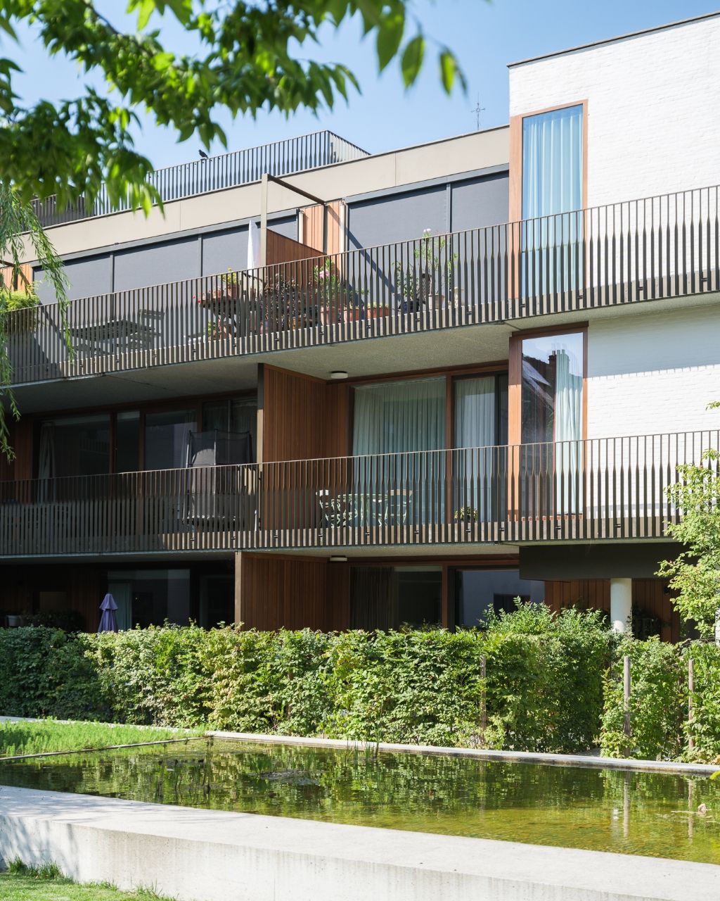 Hedendaags gelijkvloers appartement met één slaapkamer en stadstuin, gelegen in de voormalige brandweerkazerne en de vroegere kunstacademie, midden in het historisch hart van Gent. foto 12