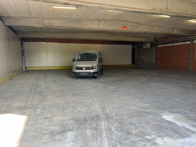 Magazijn van 470 m² in Erembodegem – onmiddellijk beschikbaar! foto {{pictureIndex}}